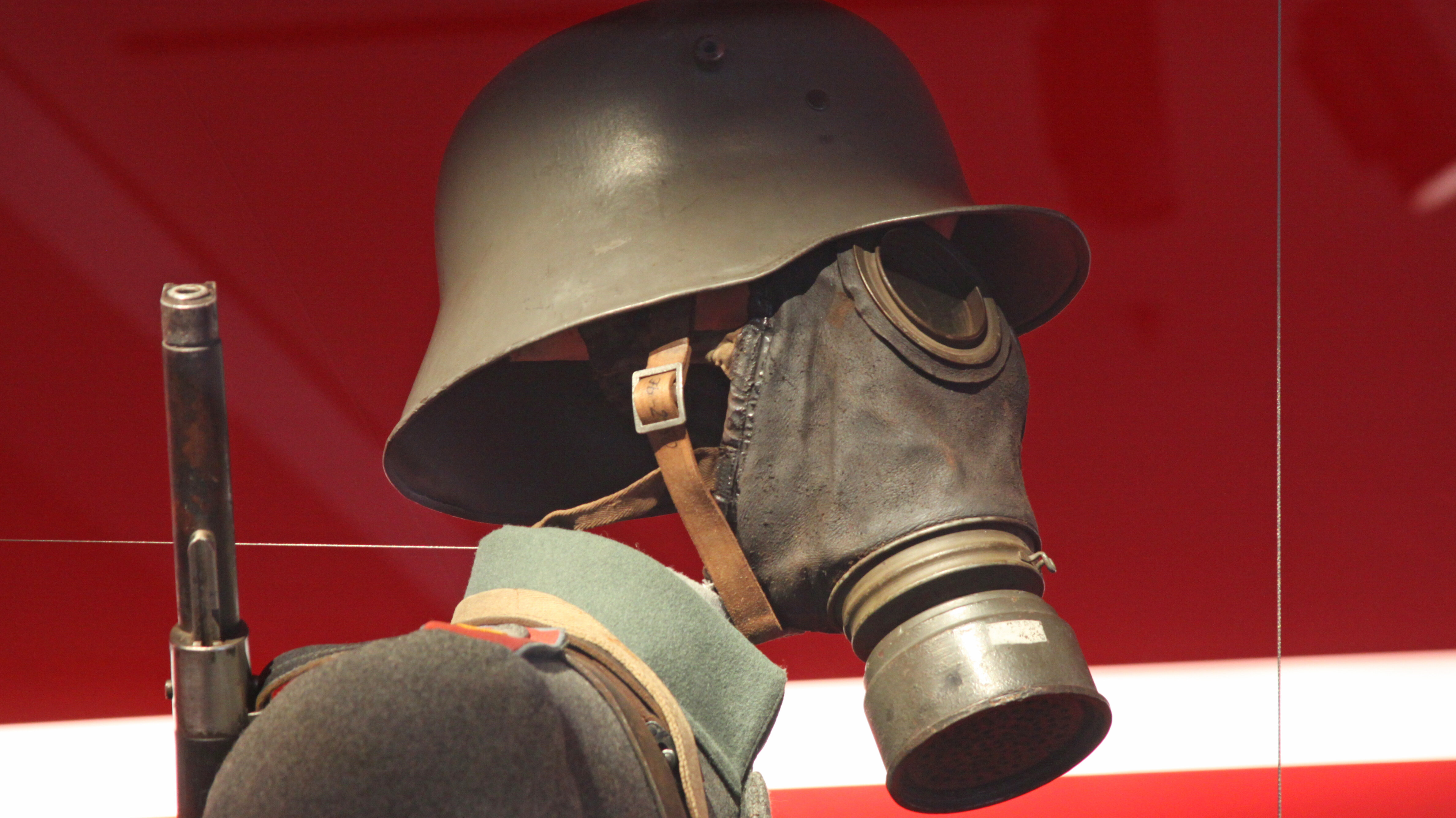 Das Bild zeigt eine Gasmaske und einen Stahlhelm M16 – zwei typische Ausrüstungsgegenstände des Ersten Weltkriegs. 