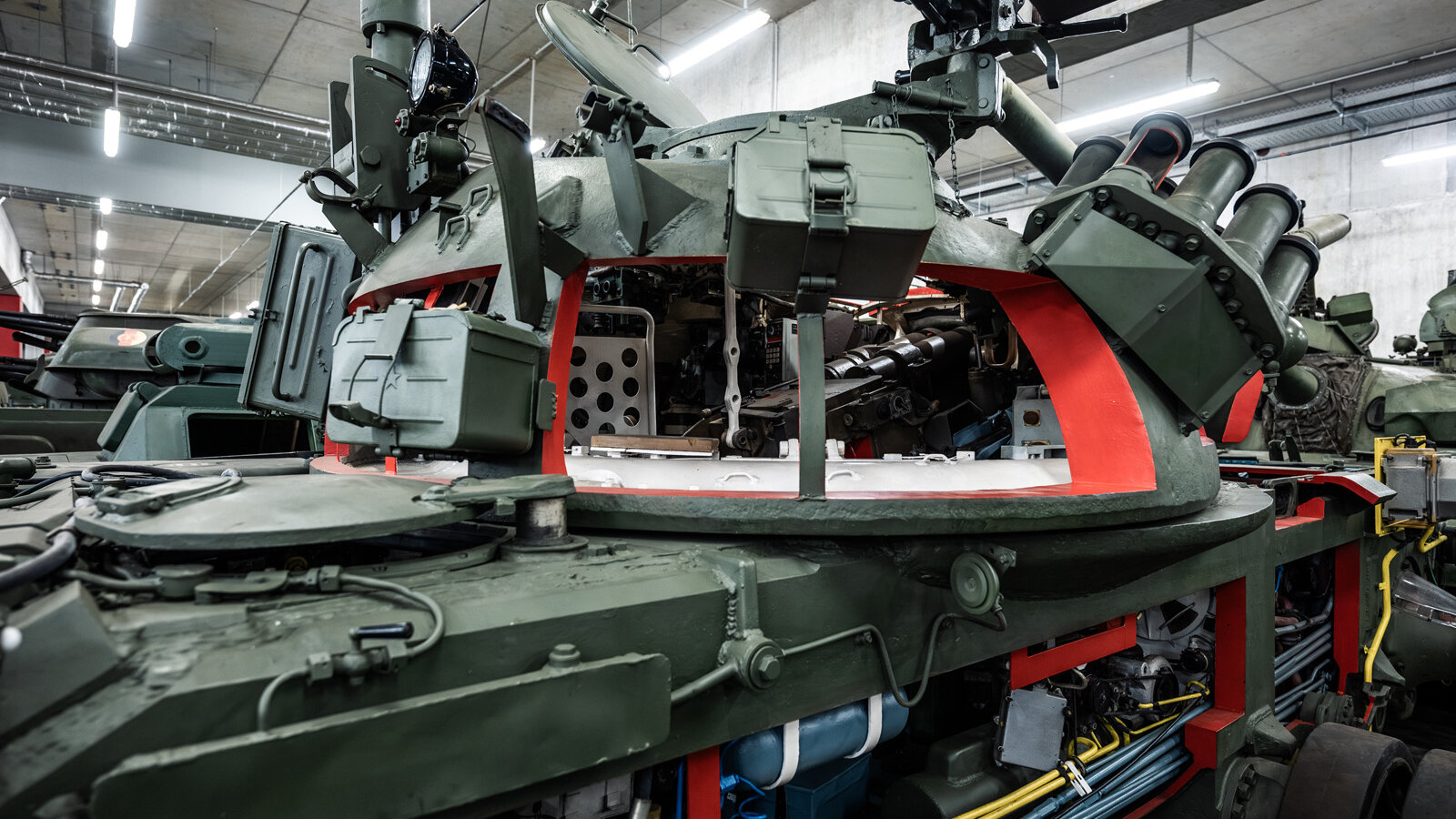 Das Bild zeigt einen Kampfpanzer T-55AM2B, der am Turm und entlang der linken Seite professionell aufgeschnitten ist. 