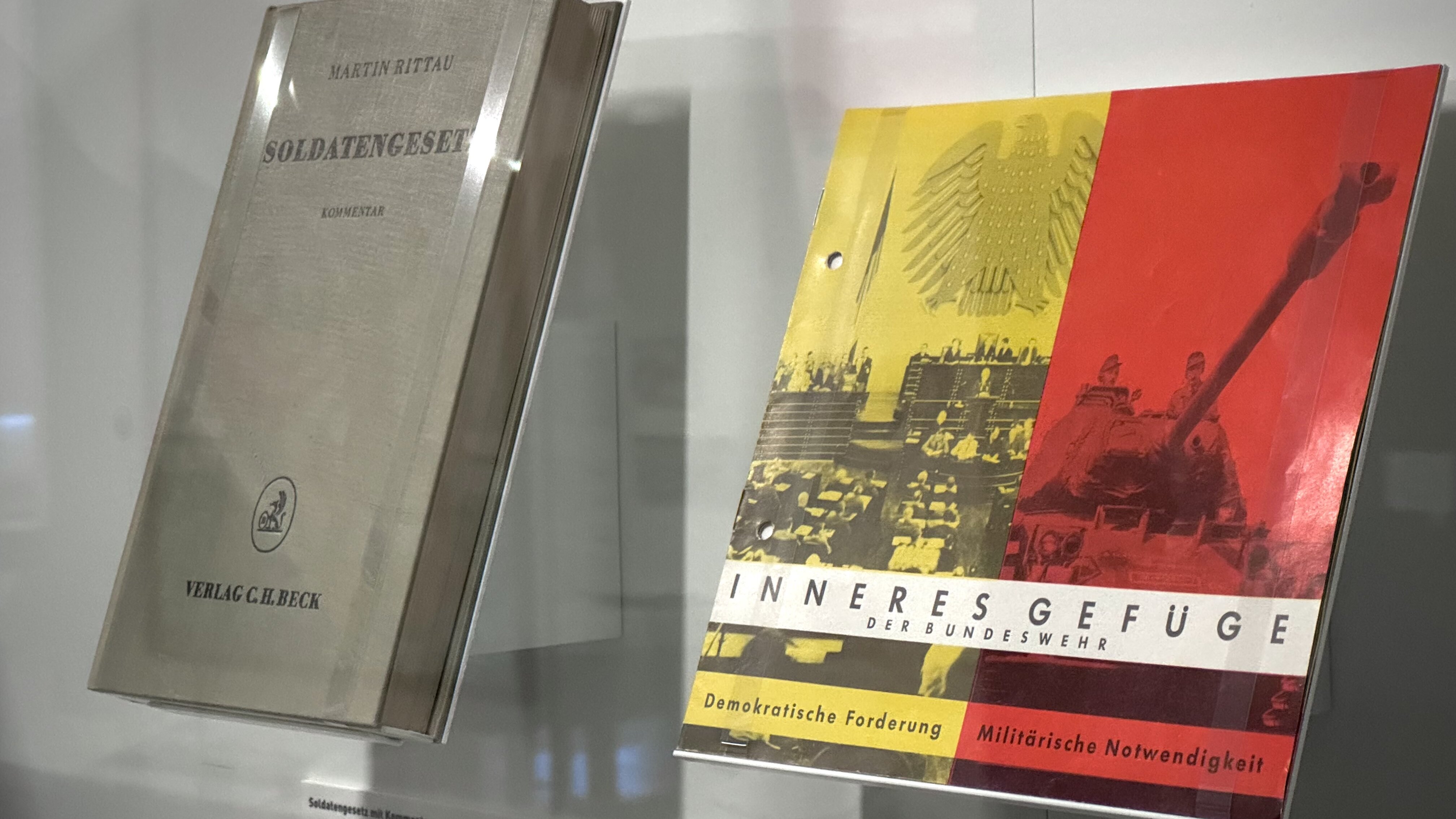 Das Bild zeigt Schriftstücke aus der frühen Phase der Bundeswehr, die sich mit der Inneren Führung, dem moralischen Kompass der Bundeswehrangehörigen, befassen. 