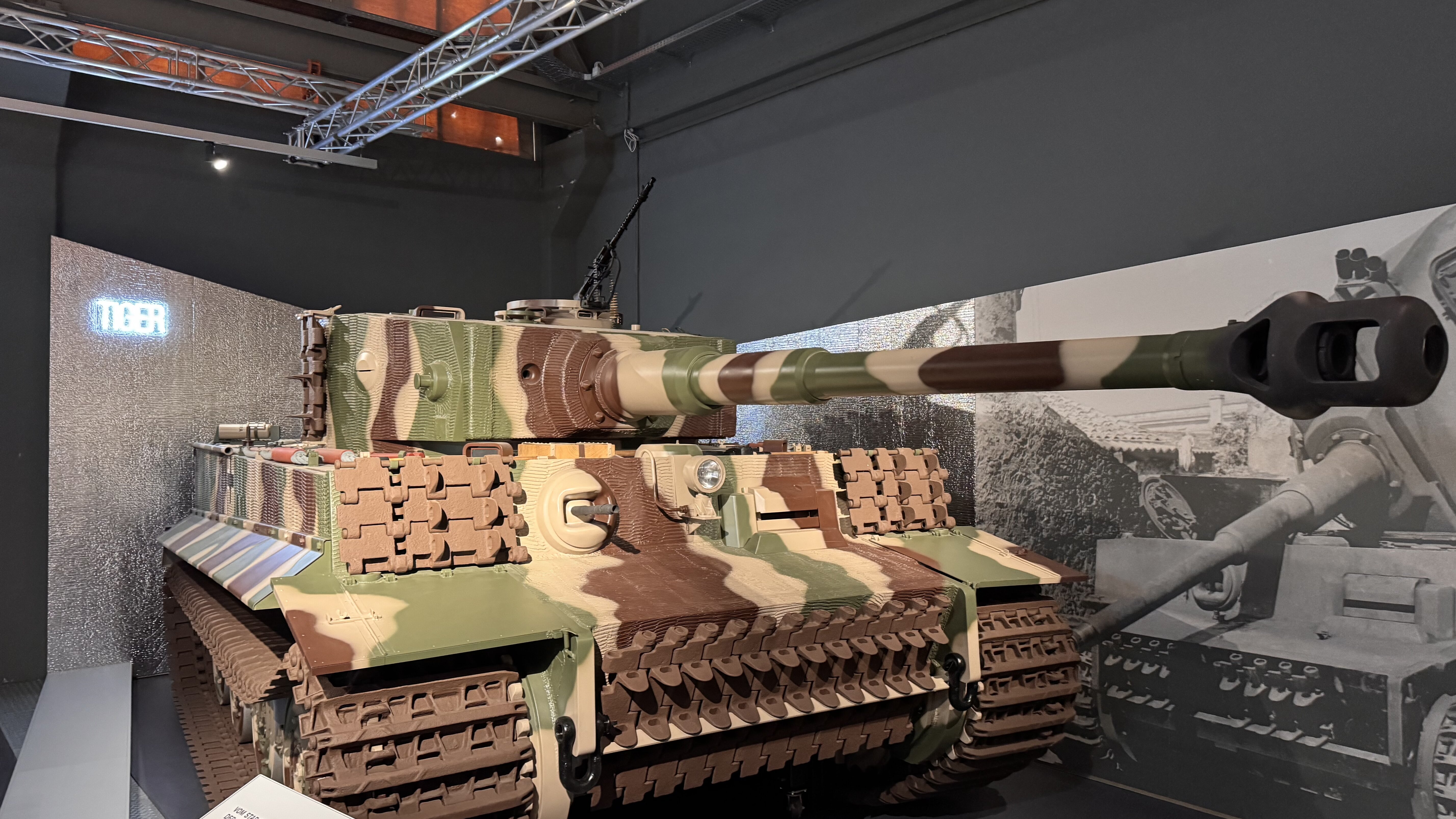 Auf diesem Bild ist ein deutscher Panzer des Typs Tiger abgebildet. 
