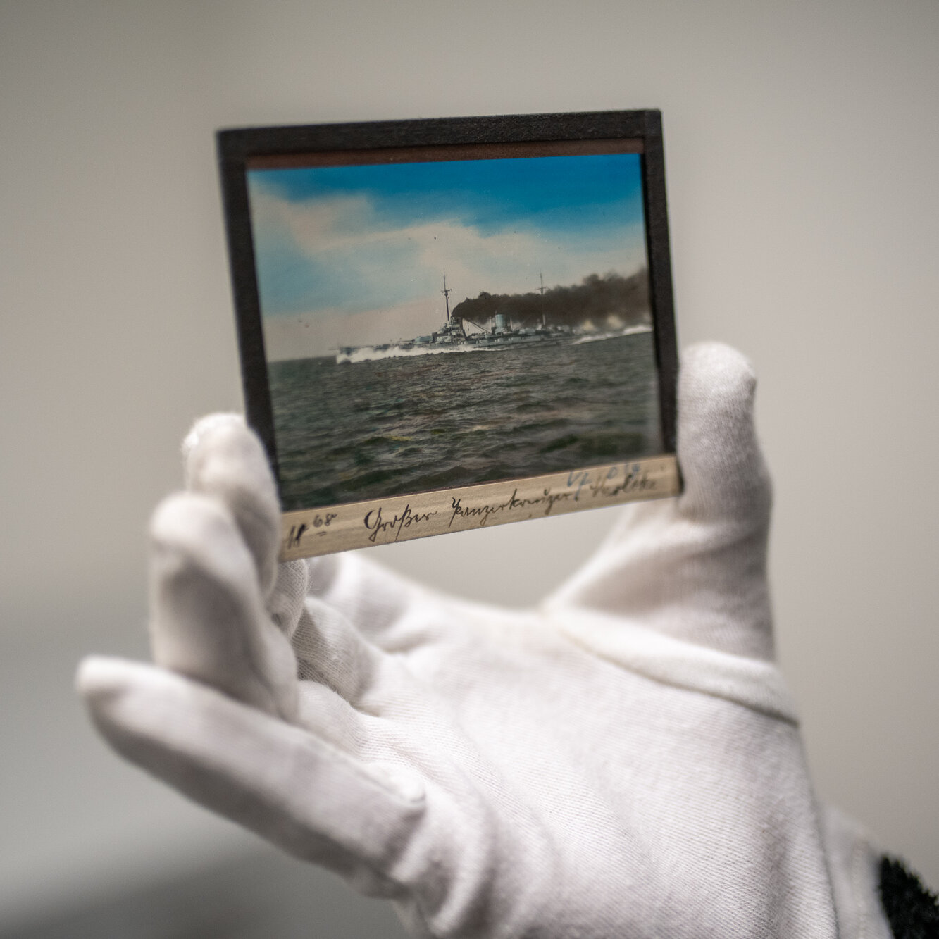 Das Bild zeigt ein coloriertes Glasdia mit originaler Beschriftung aus der ehemaligen Reichsmarinesammlung im Sachgebiet Bildgut.  