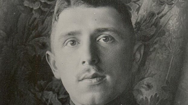 Das Bild zeigt Max Immelmann mit seinen Orden. 
