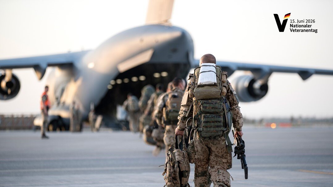 Das Bild zeigt Soldaten, die zu einem Transportflugzeug laufen.