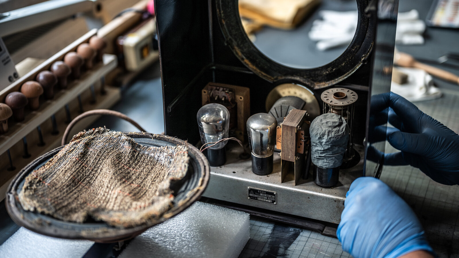Dismantling a VE301 radio for cleaning and conservation. 