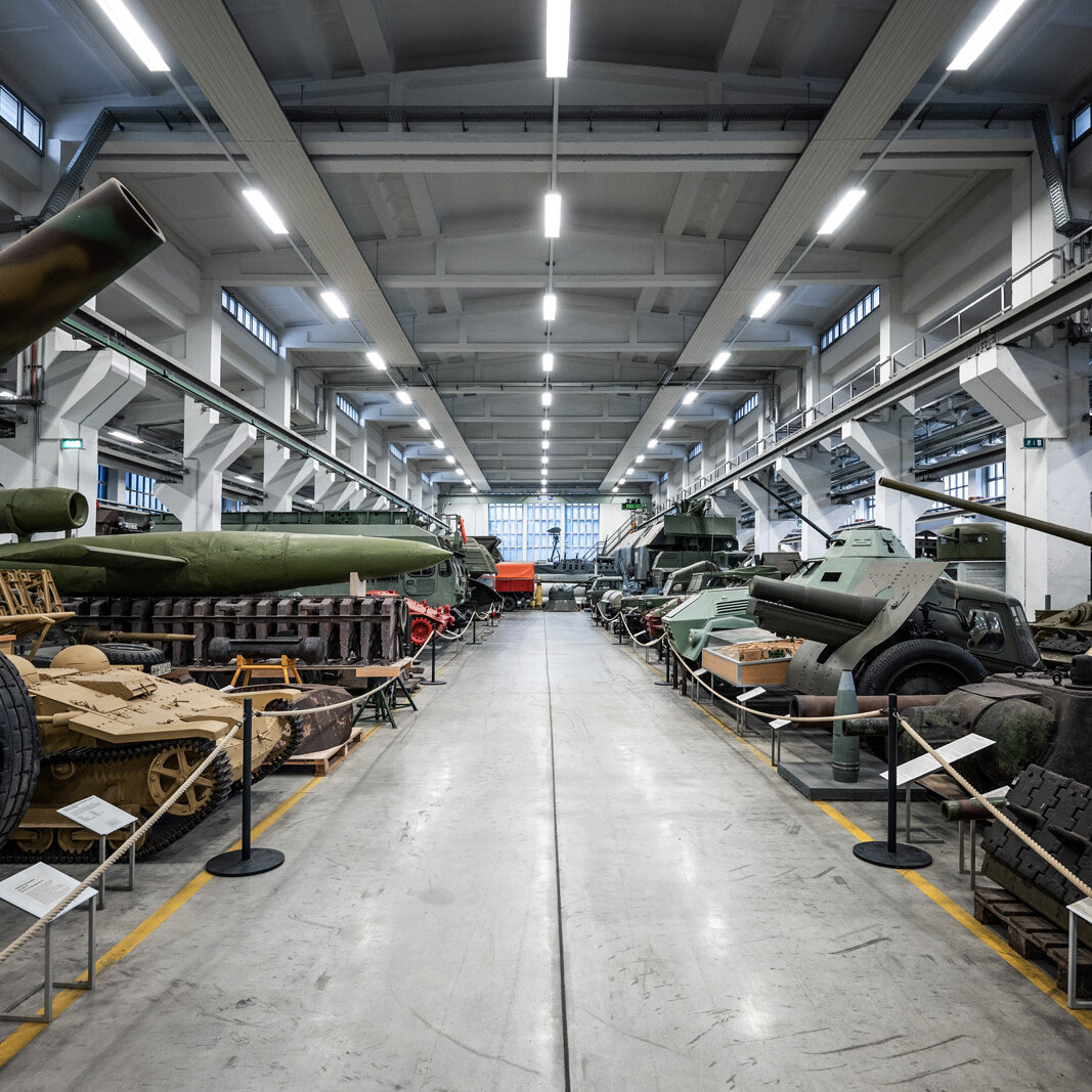 Das Bild zeigt eine große Depot-Halle mit in Reihen aufgestellten Geschützen, Waffensystemen, Panzern und anderen Großfahrzeugen aus unterschiedlichen Zeiten. 