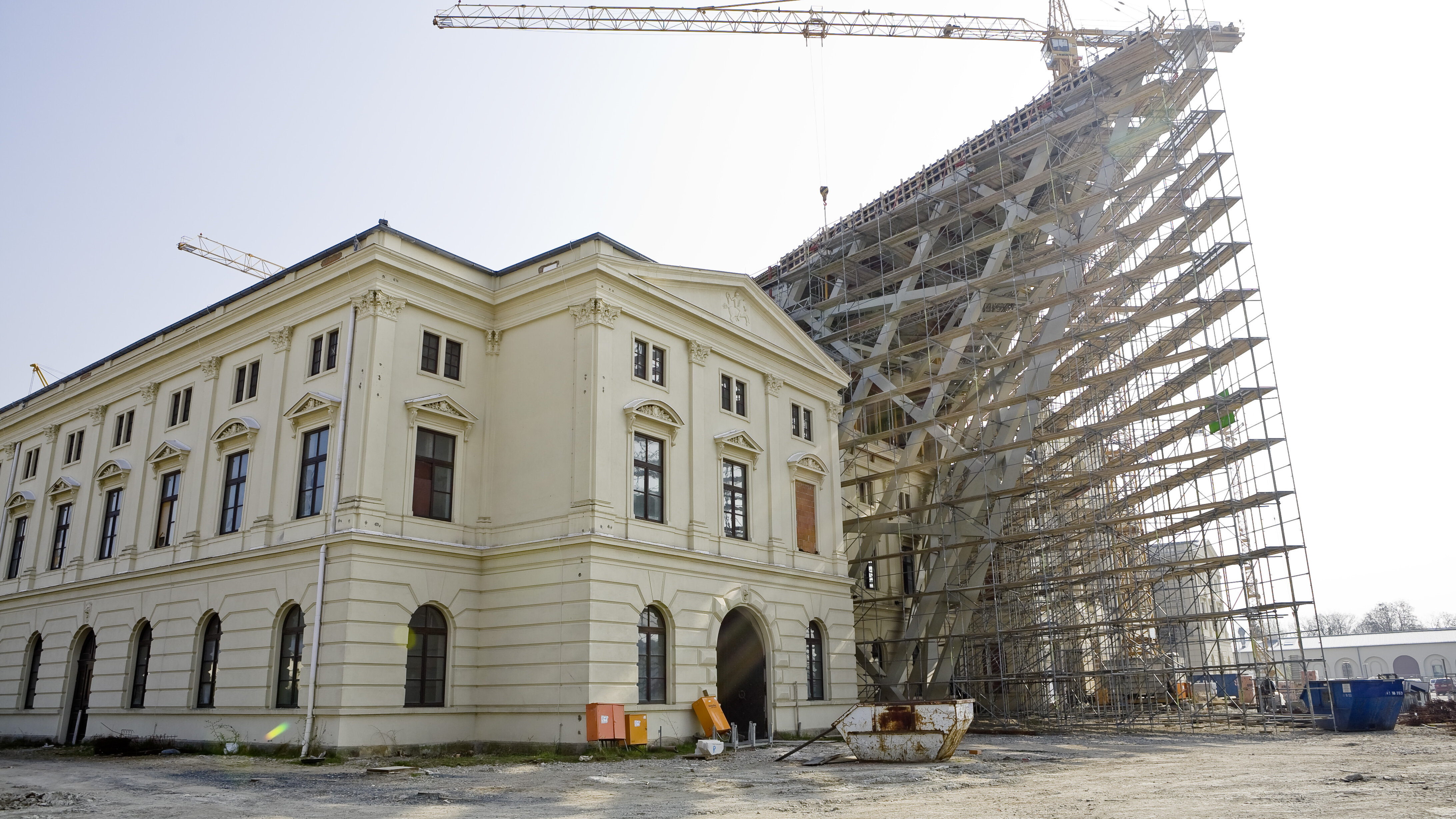 Das Bild zeigt den Libeskind Keil und den Kran, welches die Elemente des Keils anhob. 