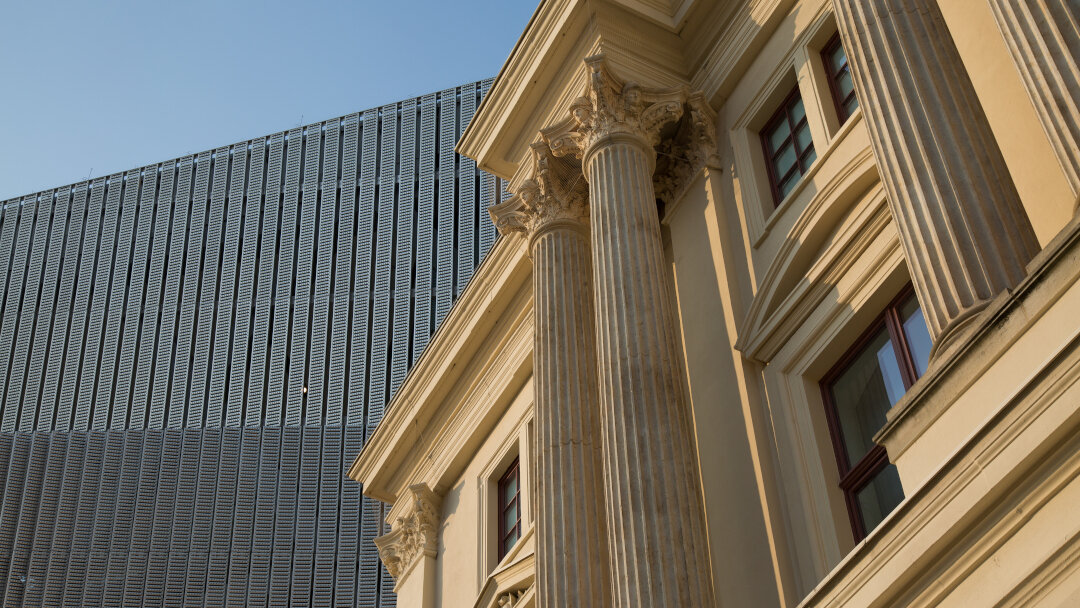 Zu erkennen ist die Fassade des Militärhistorischen Museums mit dem Keil von Daniel Libeskind. 