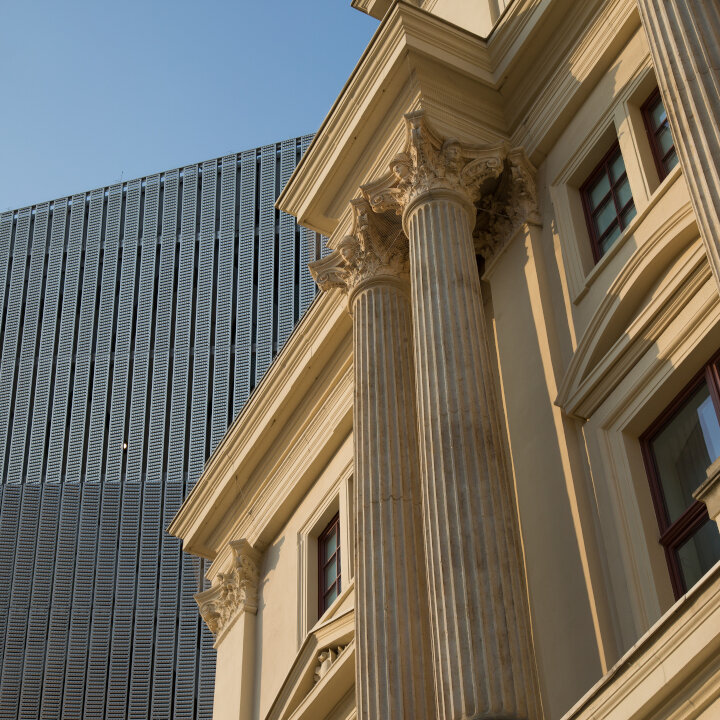 Zu erkennen ist die Fassade des Militärhistorischen Museums mit dem Keil von Daniel Libeskind. 