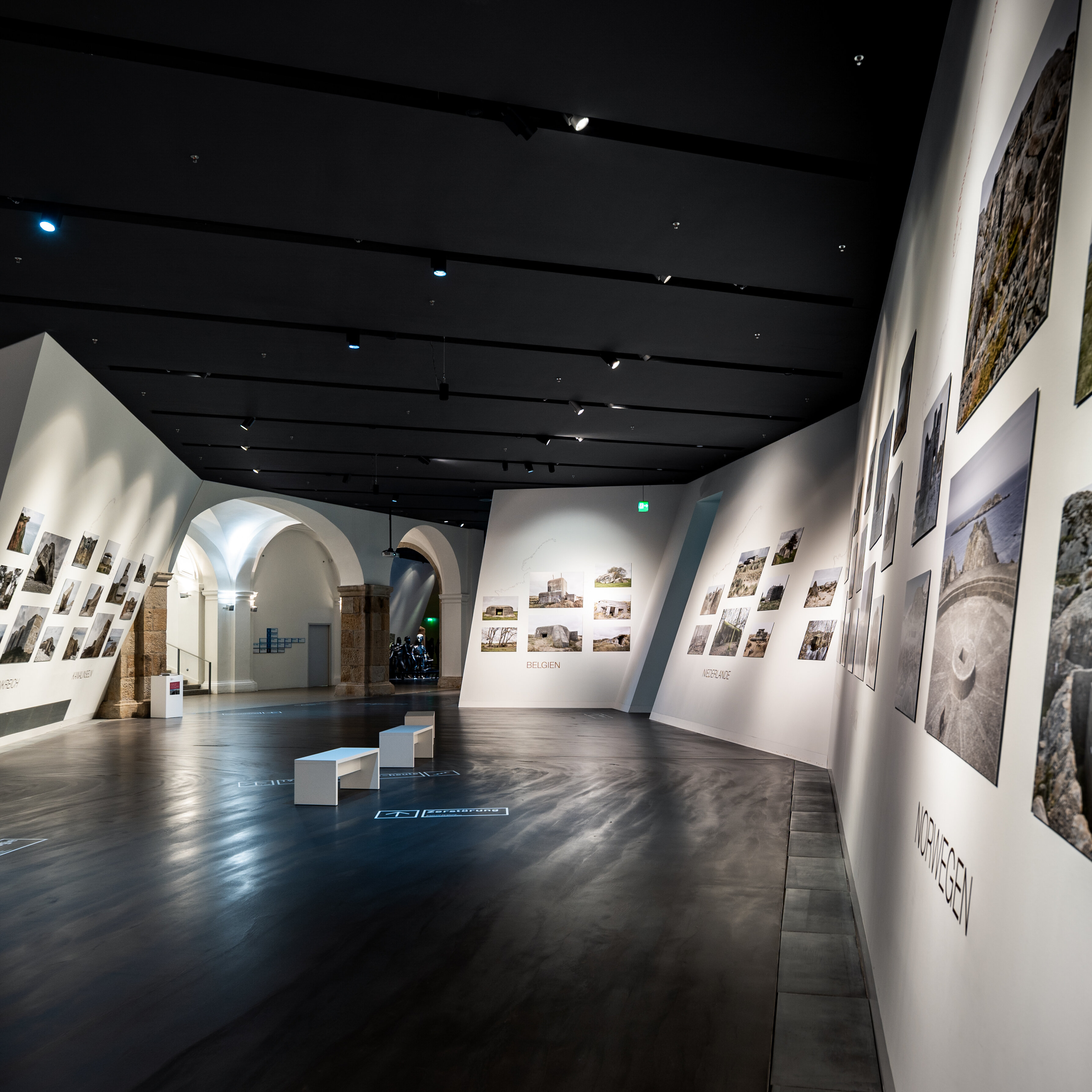Die Aufnahme zeigt die Sonderausstellung The Wall, die bis Ende 2025 im Neubau des Museums zu sehen war.