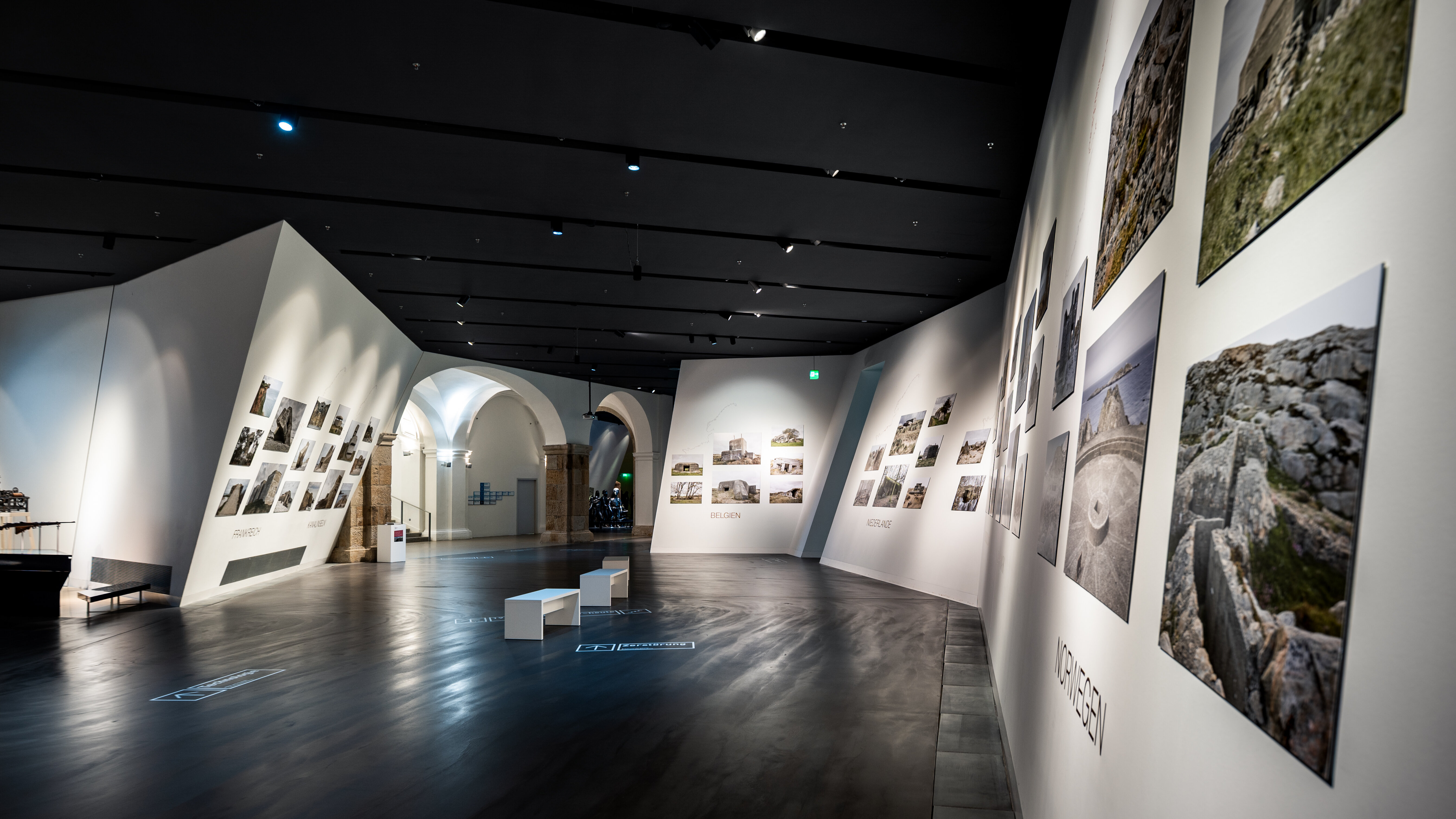 Zu sehen sind Bilder des deutschen Teils des Atlantikwalls