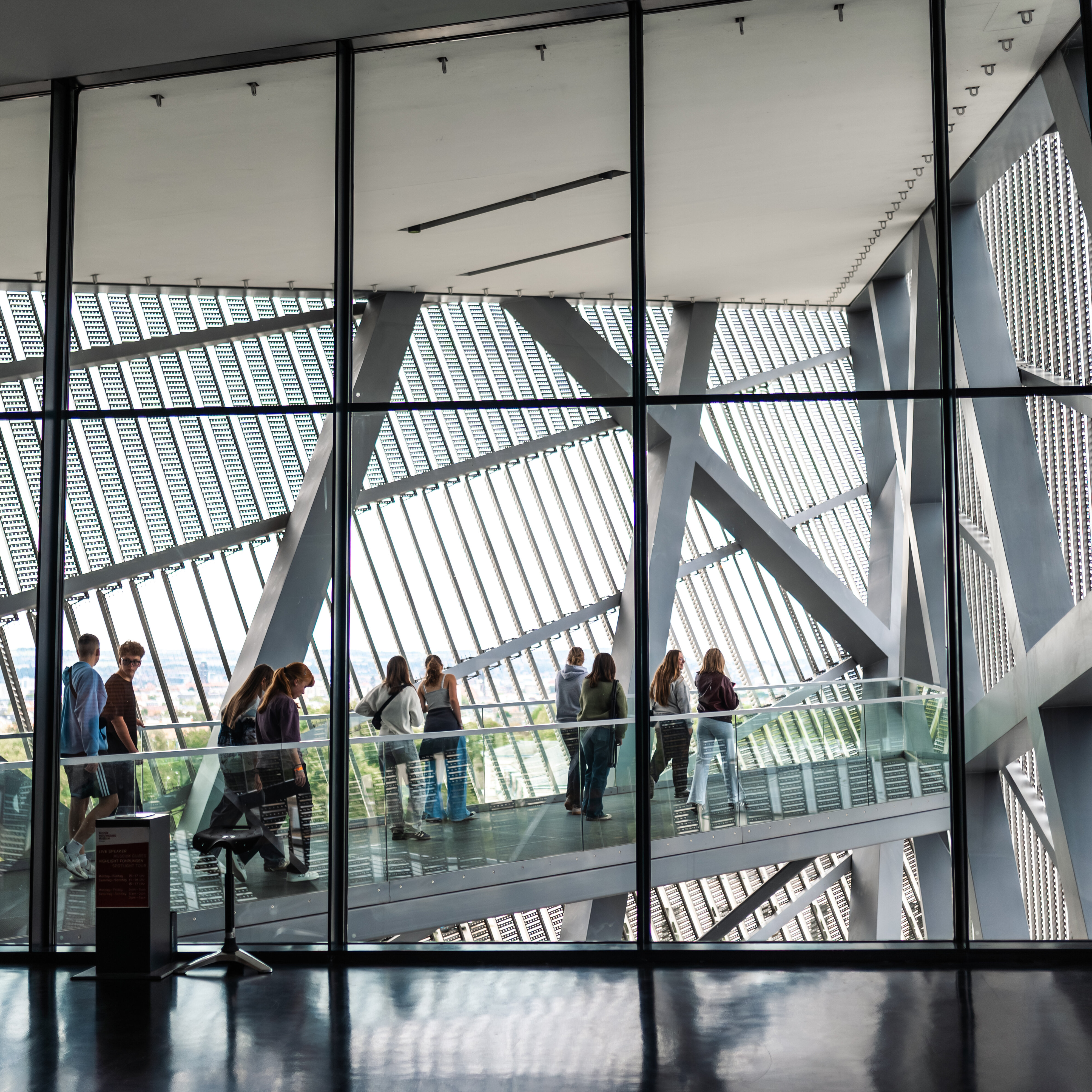 Jugendliche schauen von der Aussichtsplattform im Libeskind-Keil auf die Stadt Dresden. 