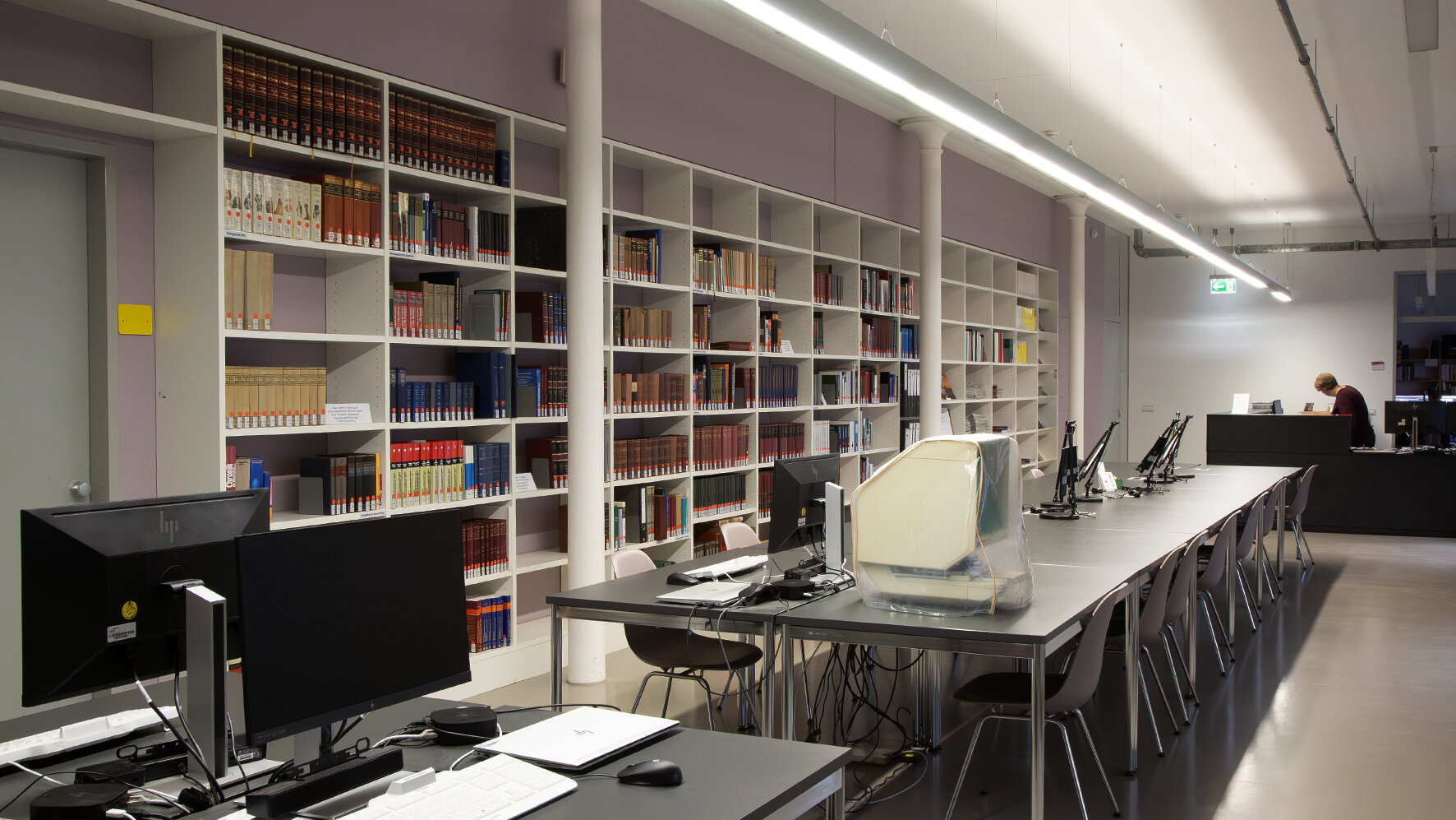 Das Bild zeigt den Lesesaal der Bibliothek.  