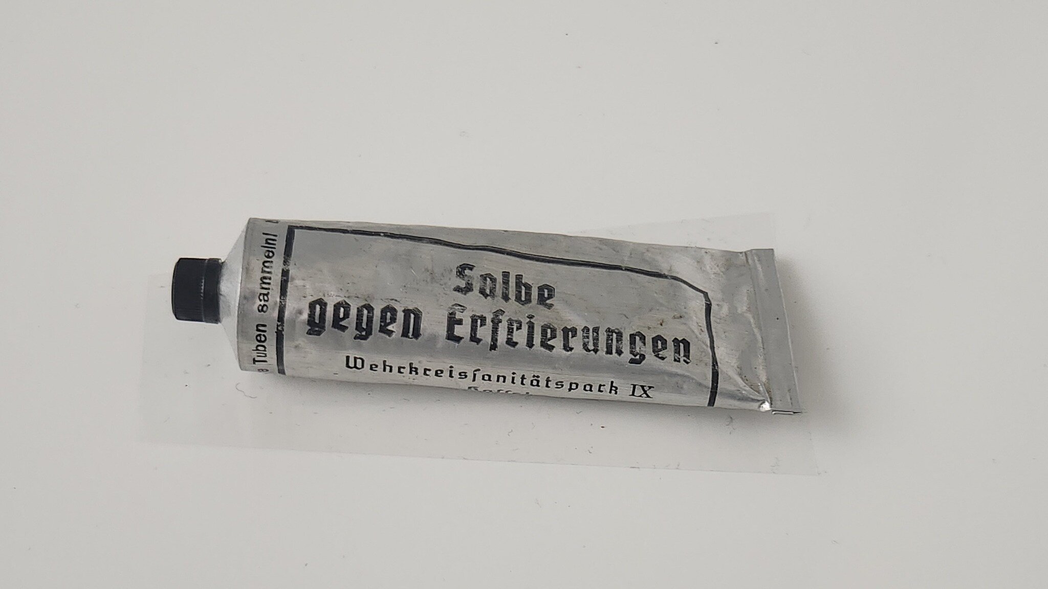 Das Bild zeigt die Tube einer medizinischen Salbe zur Behandlung von Erfrierungen deutscher Soldaten im 2. Weltkrieg. 