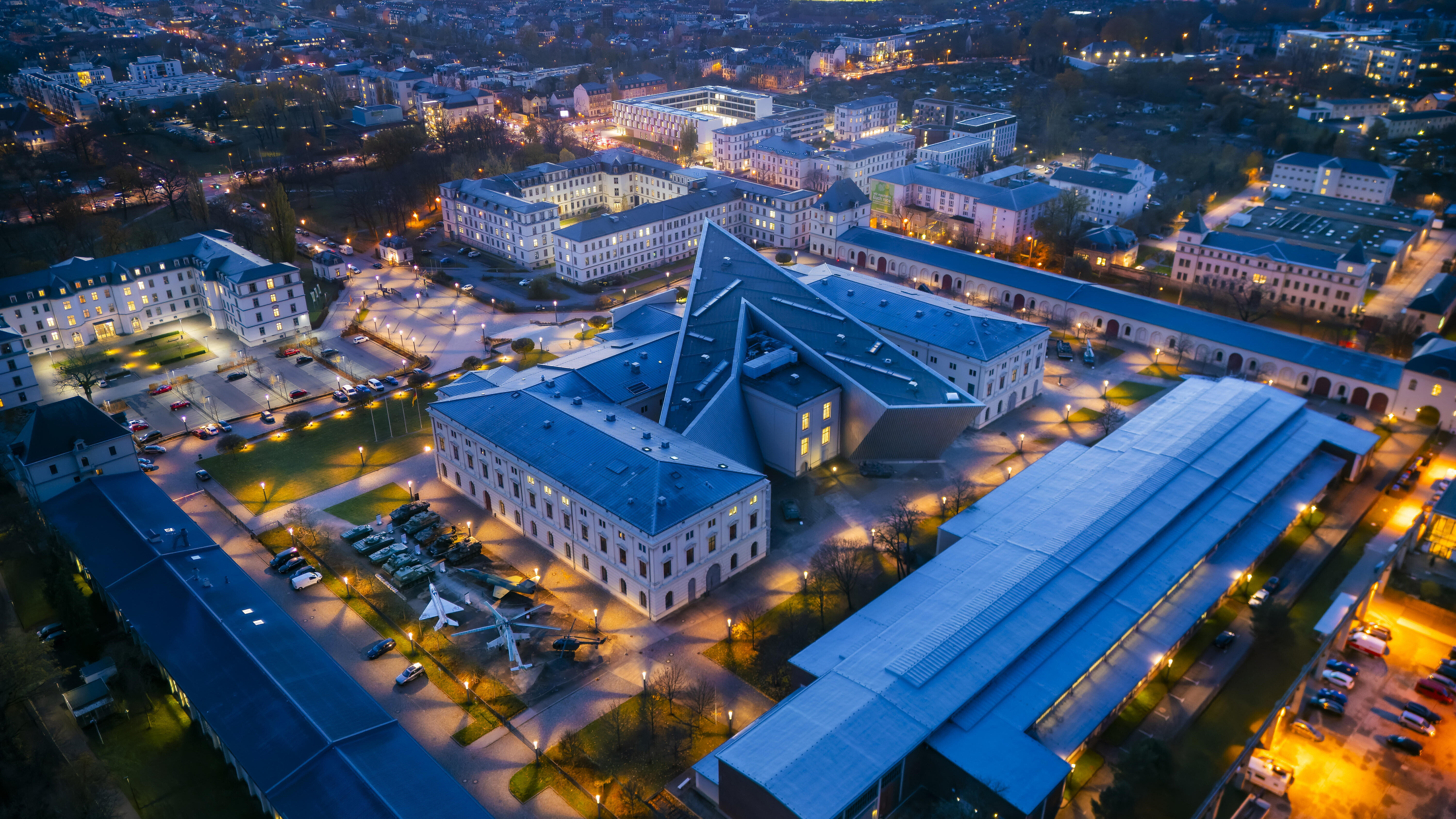 Das Bild zeigt das Militärhistorische Museum bei nächtlicher Beleuchtung. 