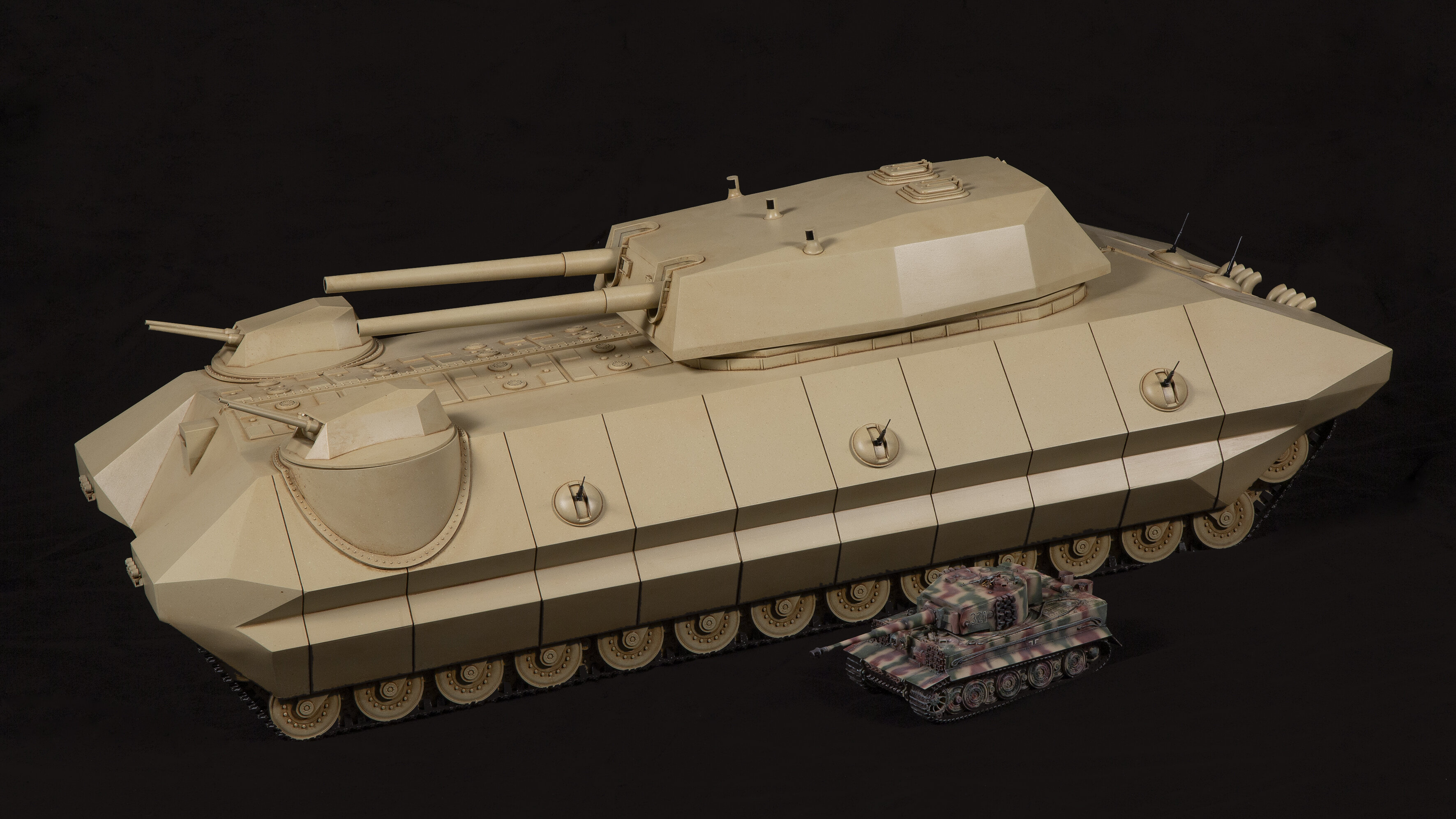 Zu sehen ist hier Modell des nie produzierten Panzers „Ratte“ im Größenvergleich zu einem Panzer vom Typ „Tiger“. 