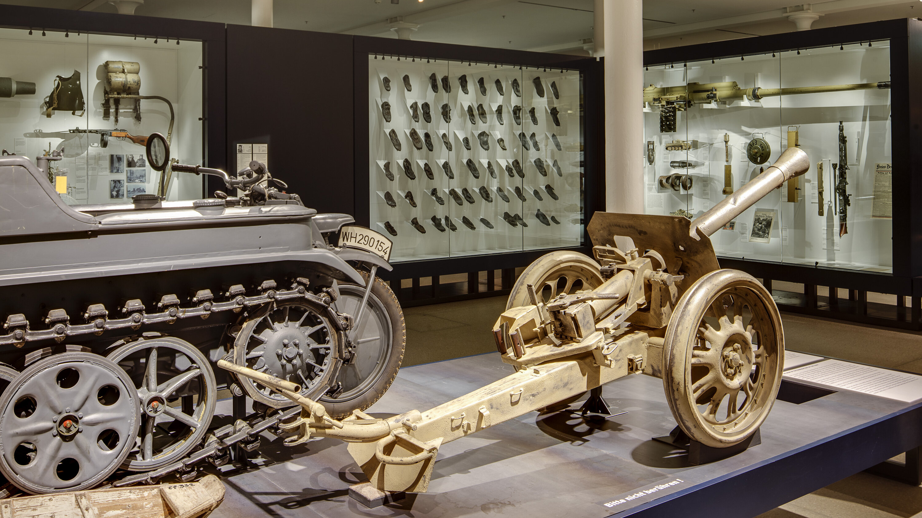 Das Bild zeigt Exponate und Vitrinen aus dem Bereich der Chronologie 1914 – 1945.