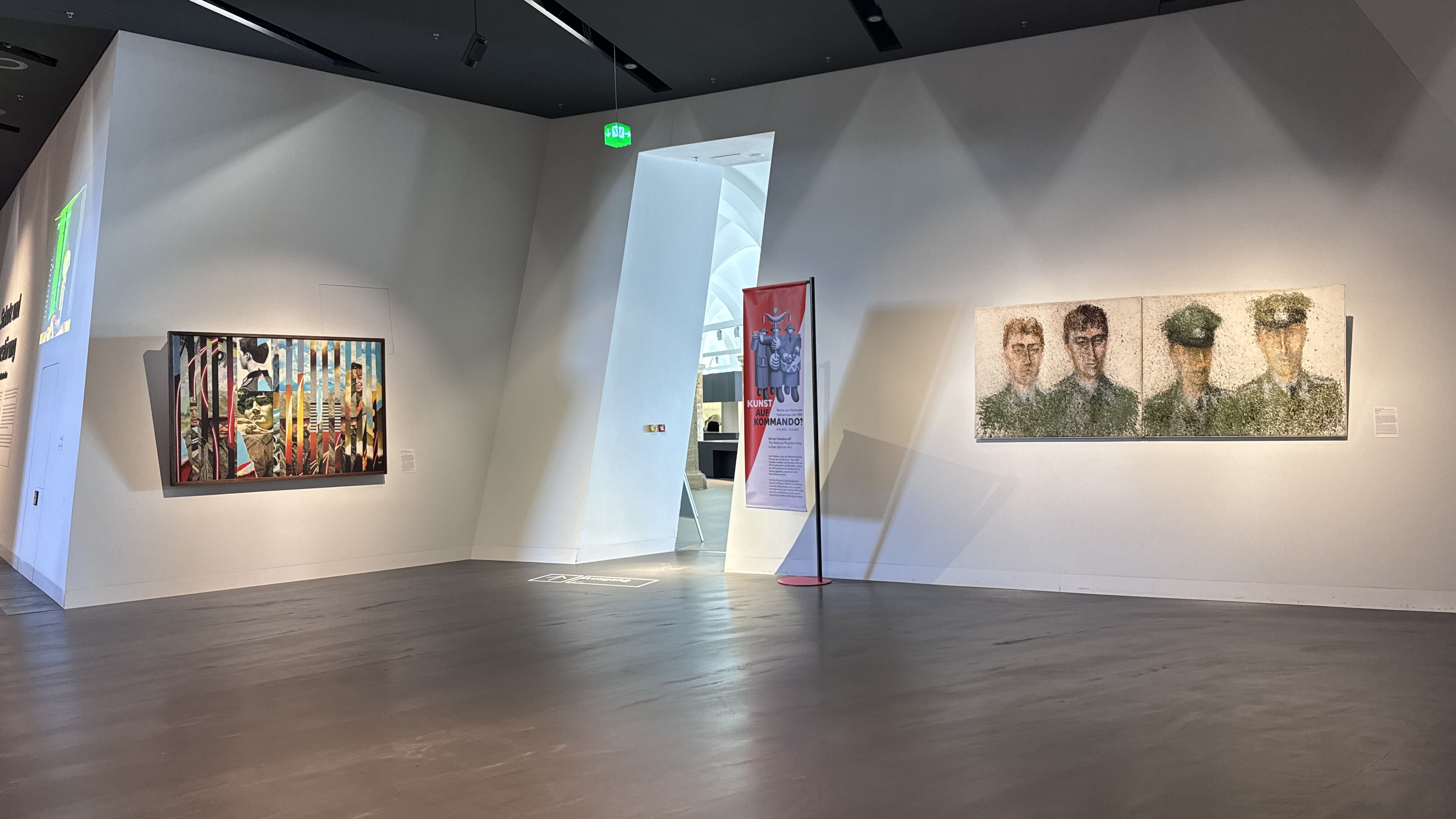 Das Bild zeigt zwei der vier großformatigen Werke, die im Eingangsbereich des Militärhistorischen Museums der Bundeswehr zu sehen sind.