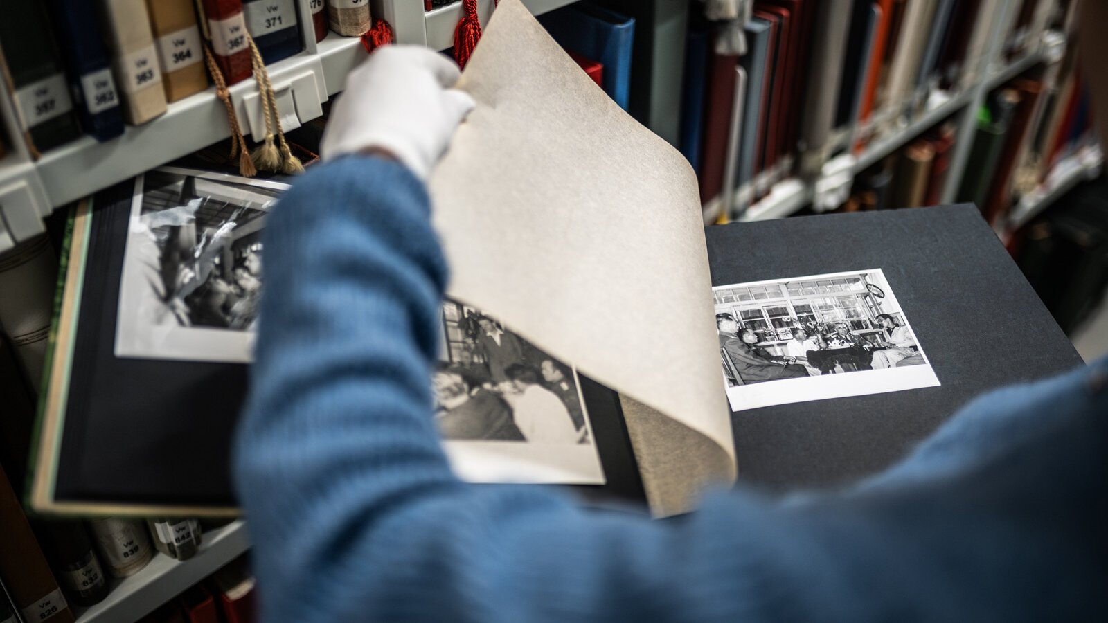 Das Bild zeigt ein aufgeschlagenes Fotoalbum der Nationalen Volksarmee im Sachgebiet Bildgut.  