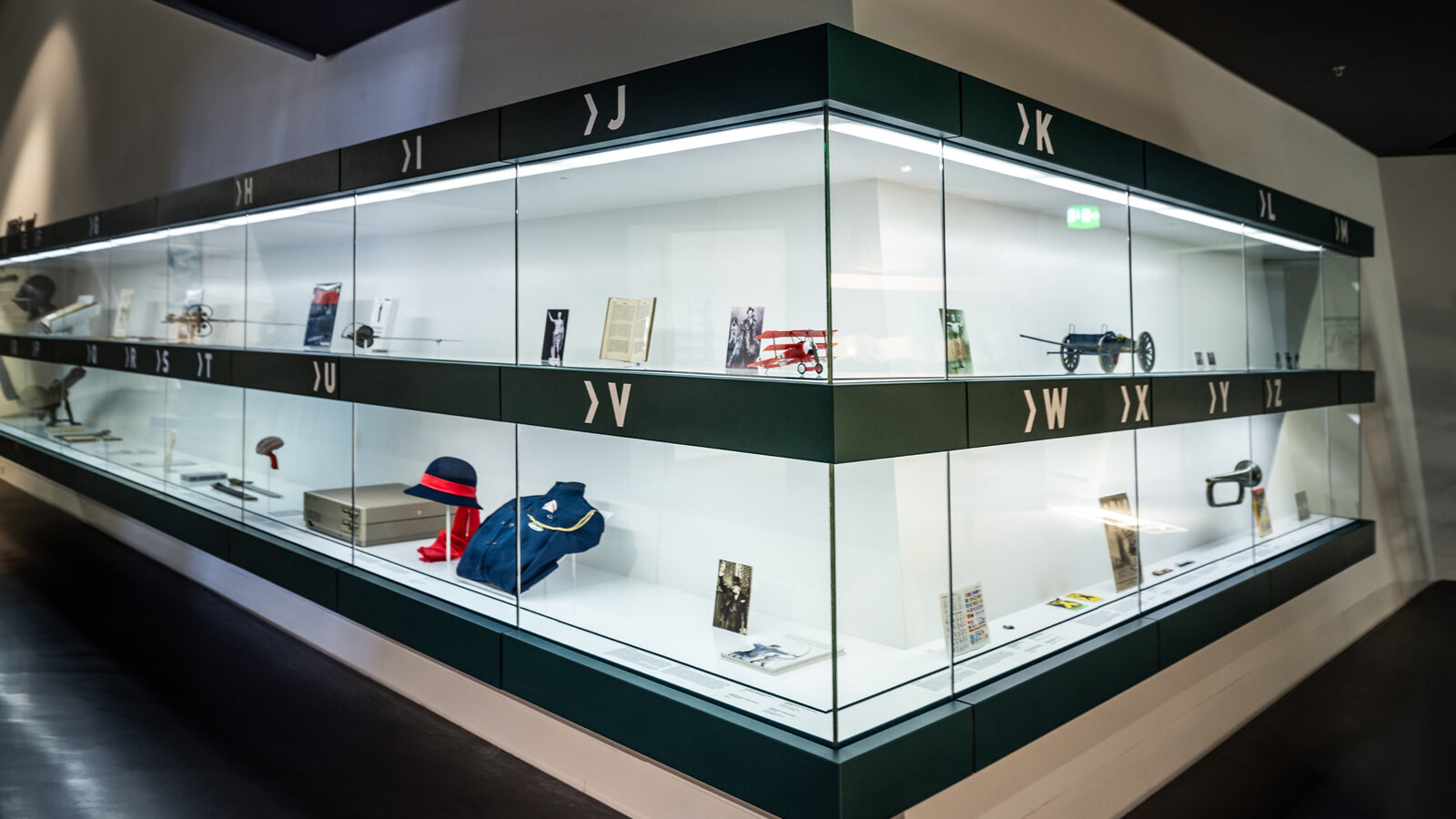 Zu sehen ist auf diesem Bild die Vitrine zum Thema Militär und Sprache. 