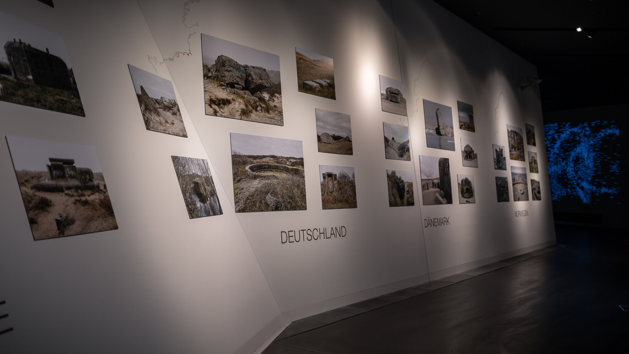 Zu sehen sind Bilder des deutschen Teils des Atlantikwalls