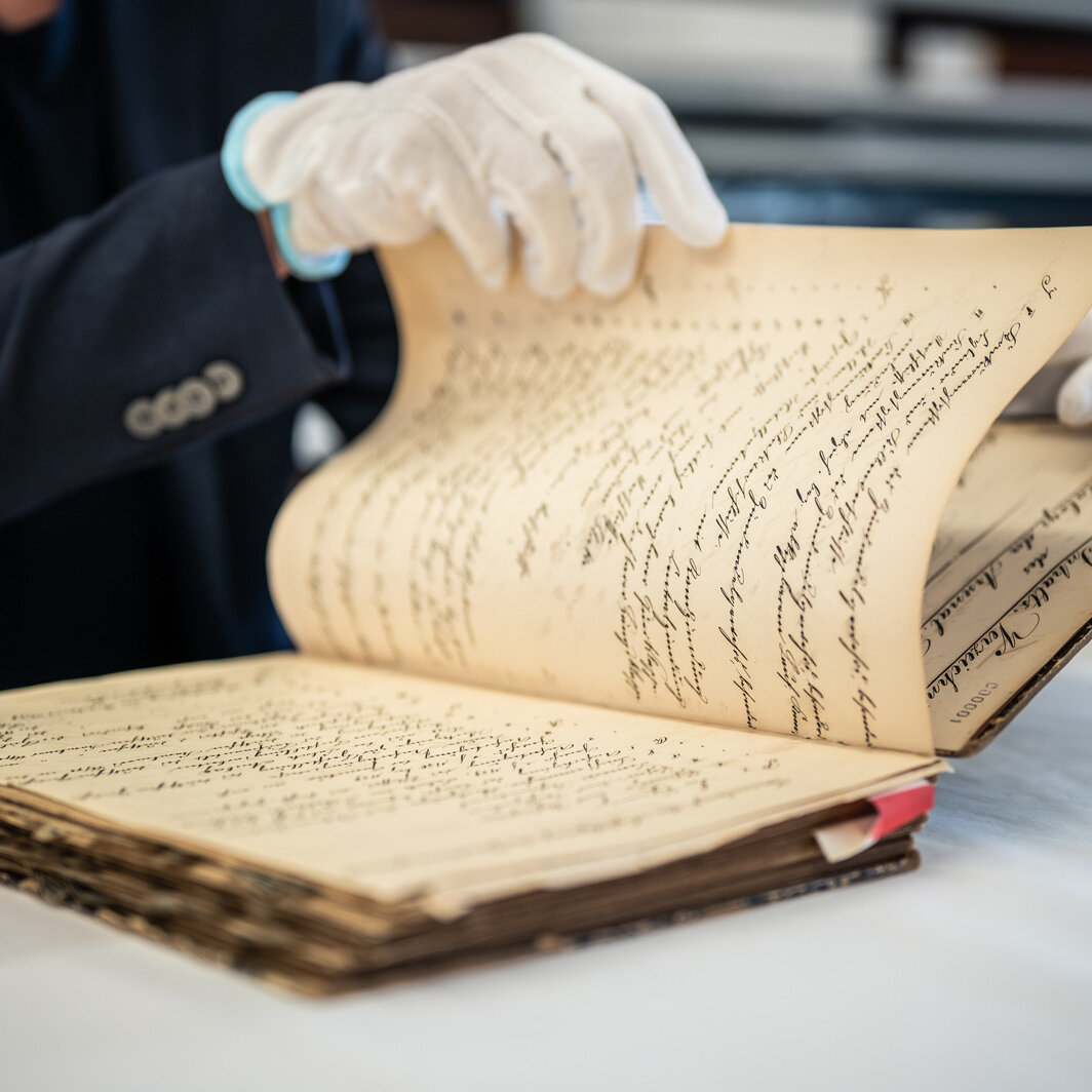 Das Inventarbuch listet in unterschiedlichen Abteilungen die Geschütze und Handwaffen. 