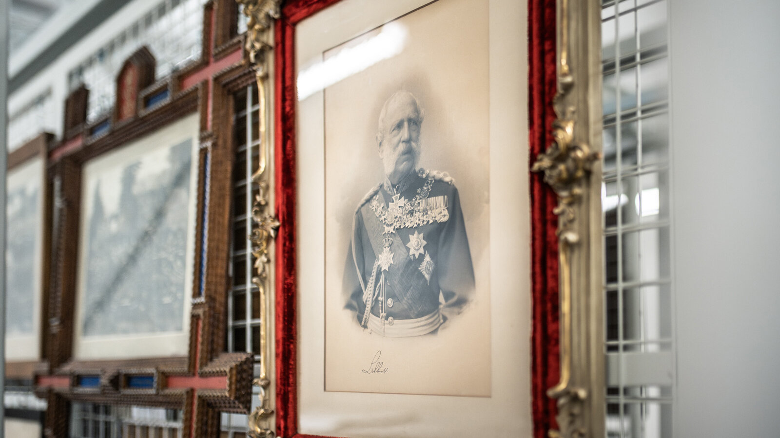 Hanging system for large-format photographs in the photographic collection. In the foreground is a photograph of King Albert of Saxony.  