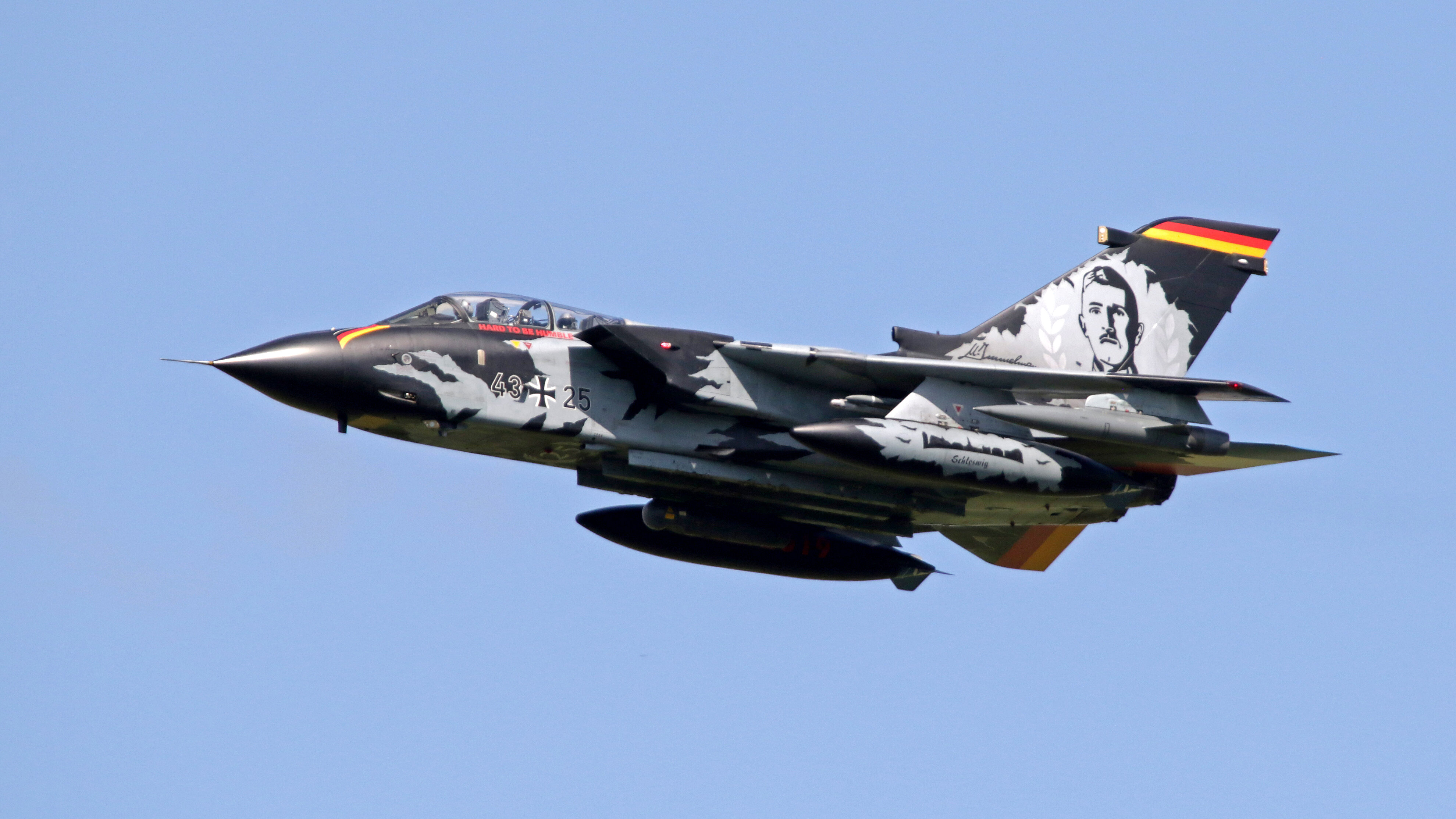 Das Bild zeigt ein Kampfflugzeug des Typs Tornado mit Sonderlackierung. 