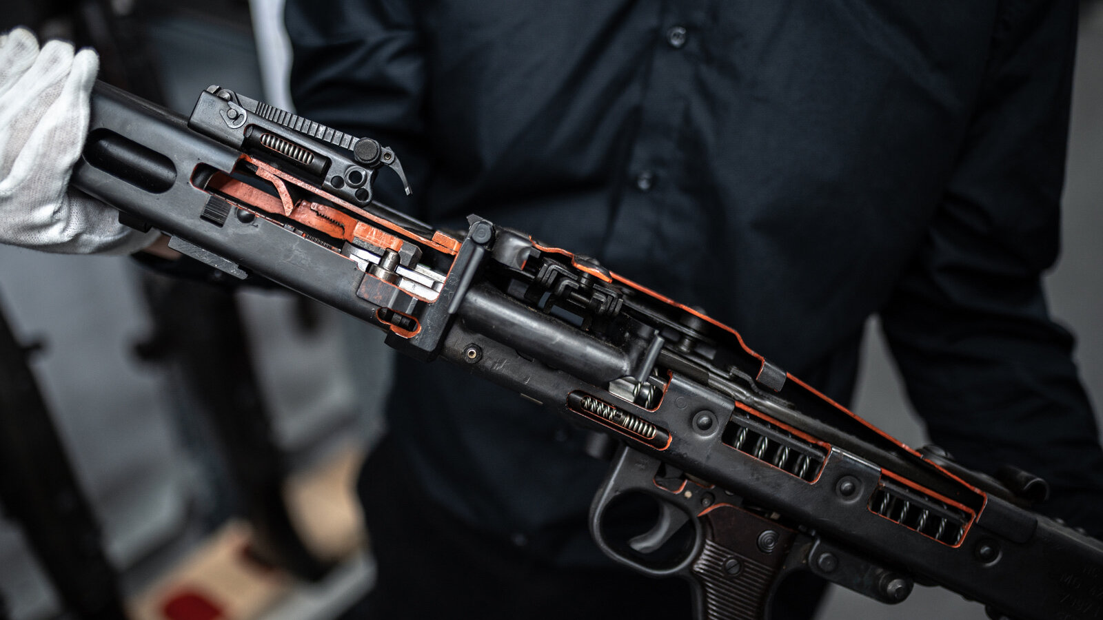 Das Bild zeigt einen Teil eines für Ausbildungszwecke geschnittenen, deutschen Maschinengewehrs MG 42. 