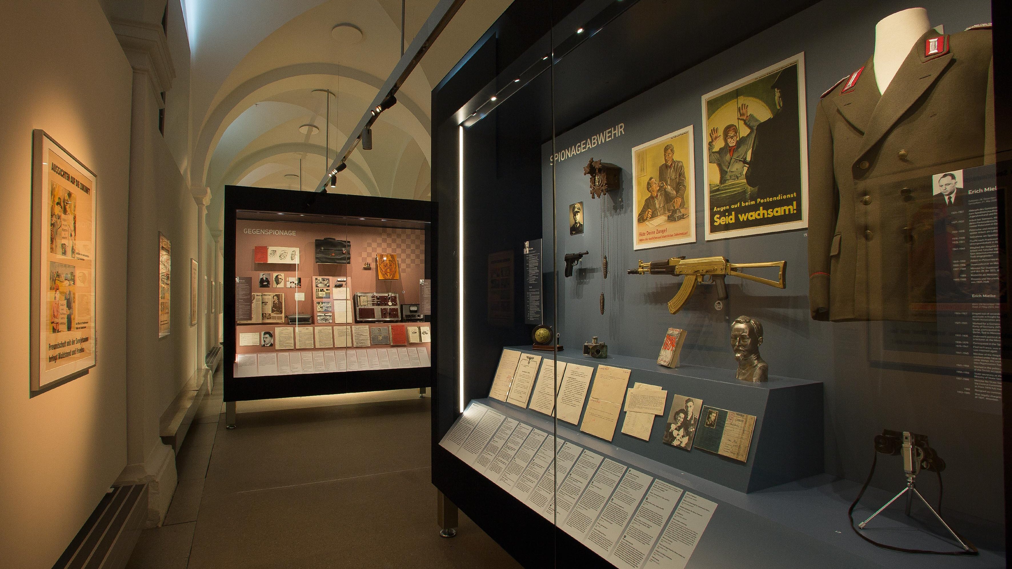 Auf diesem Bild sind Vitrinen aus einer Sonderausstellung über Spione im Kalten Krieg zu sehen. 