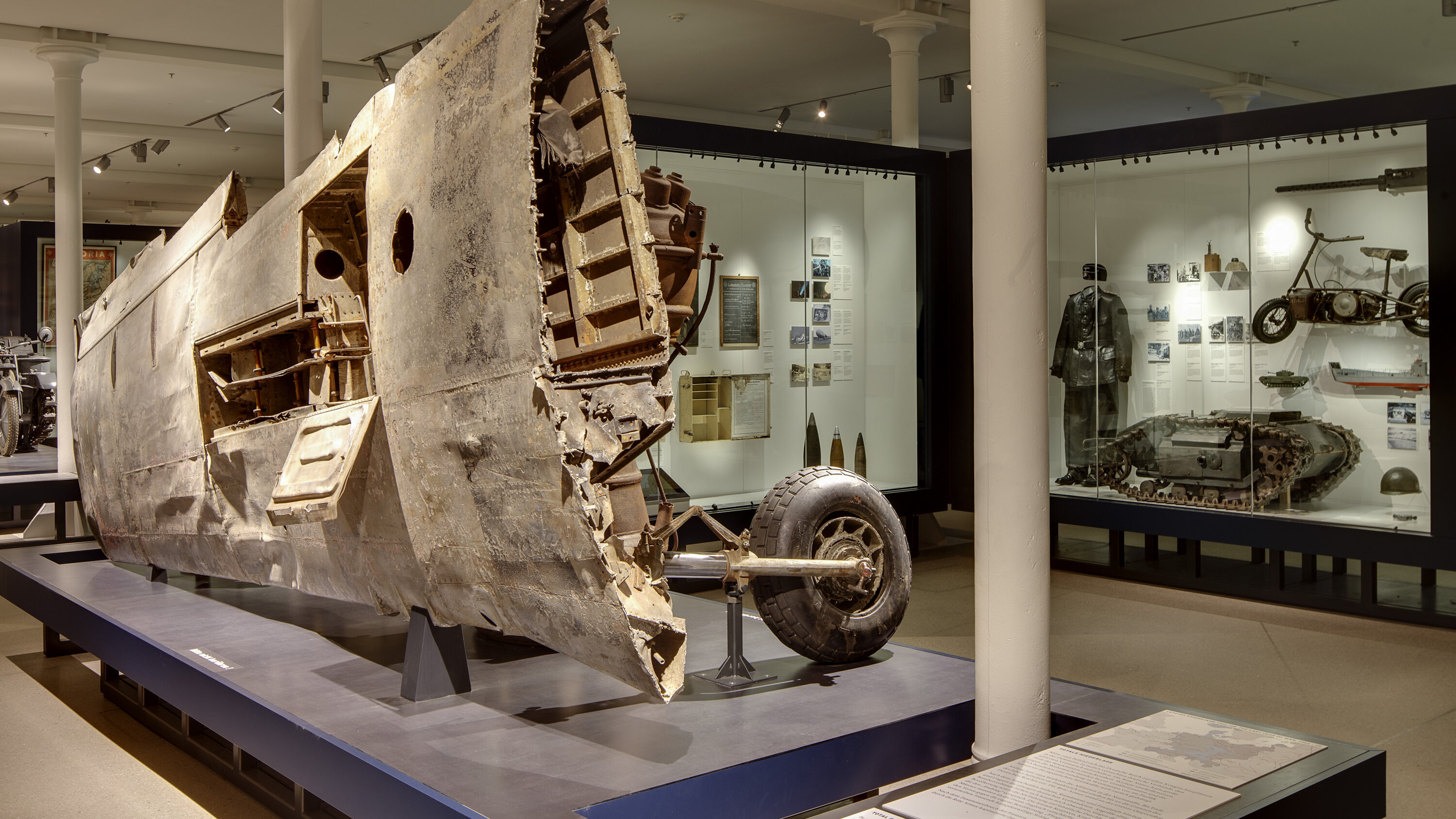 Zu sehen ist ein Blickwinkel in die Ausstellung 1914-1945.