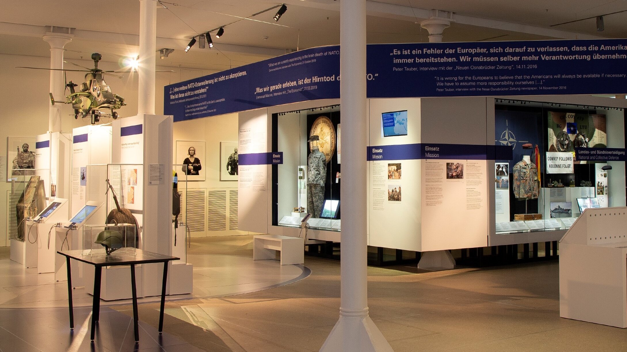 Im Ausstellungsbereich zum Einsatz der Bundeswehr 2005 bis 2021 gibt es Vitrinen, Medienstationen und große Fotografien.  