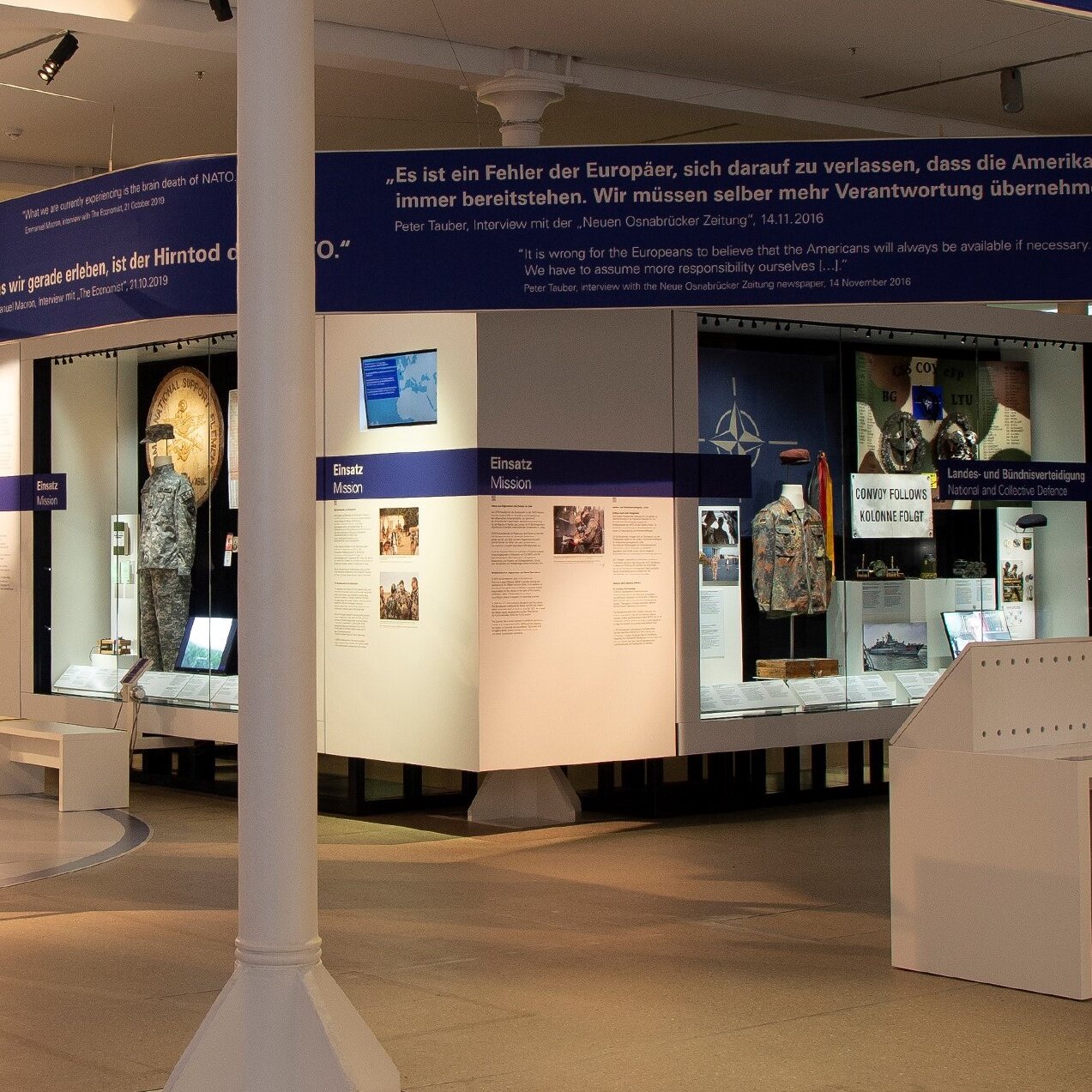 Im Ausstellungsbereich zum Einsatz der Bundeswehr 2005 bis 2021 gibt es Vitrinen, Medienstationen und große Fotografien.  