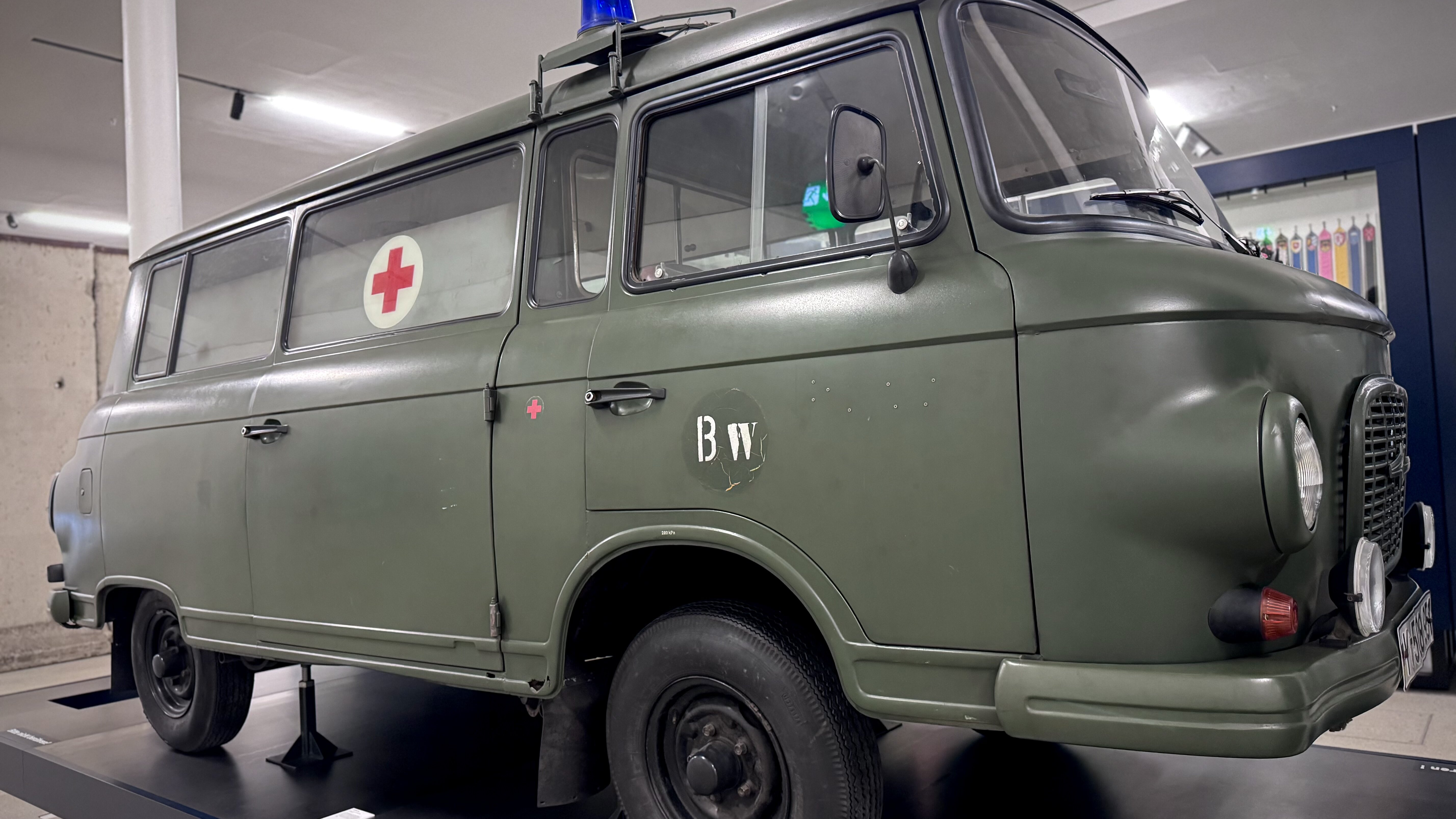 Das Bild zeigt einen Krankentransportwagen der NVA, der nach der Wiedervereinigung in der Bundeswehr genutzt wurde. 