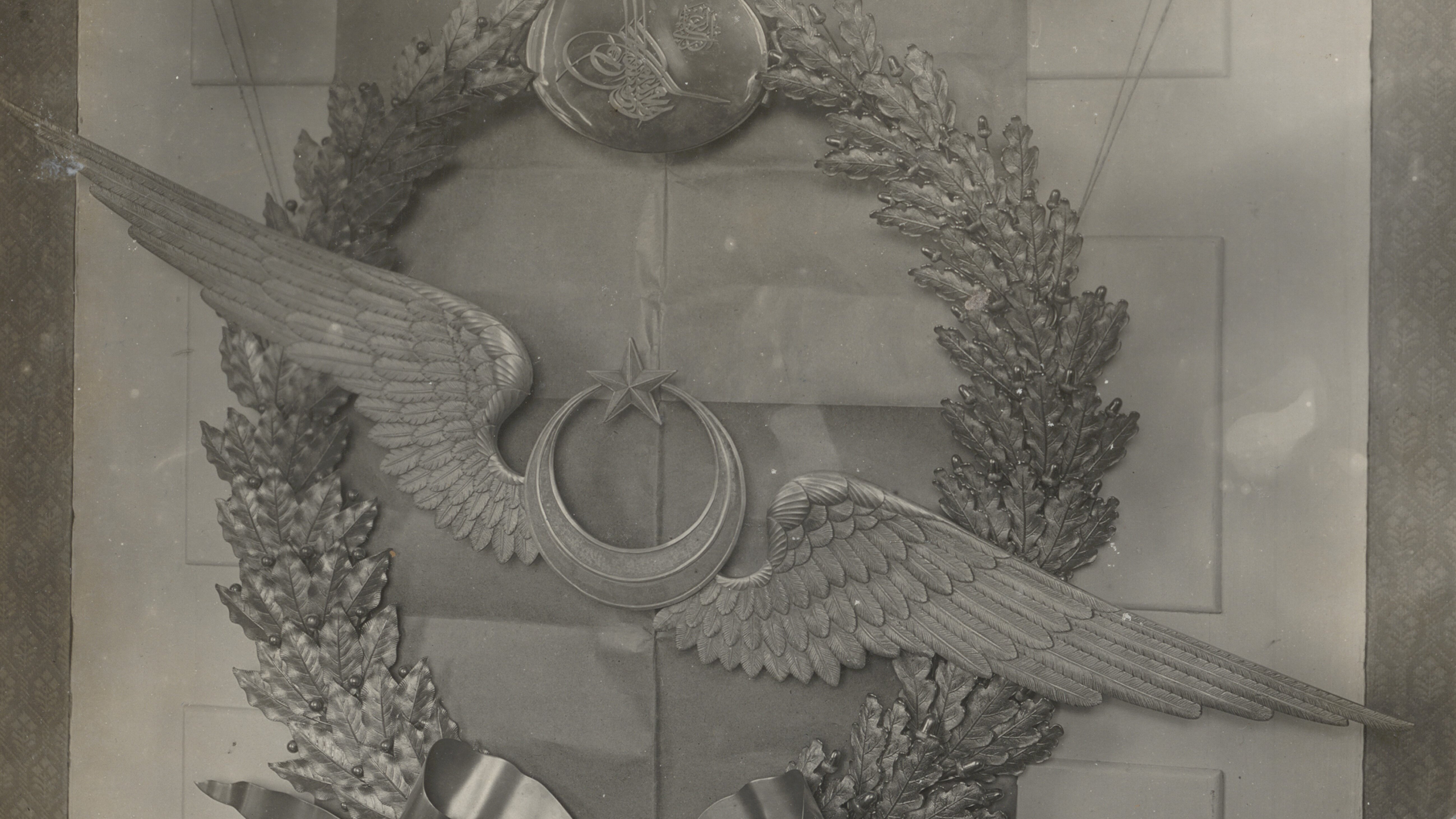 Zu sehen ist der Urnenschmuck, den der türkische Sultan Mehmed V. Reşad für die Beerdigung von Max Immelmann stiftete. 