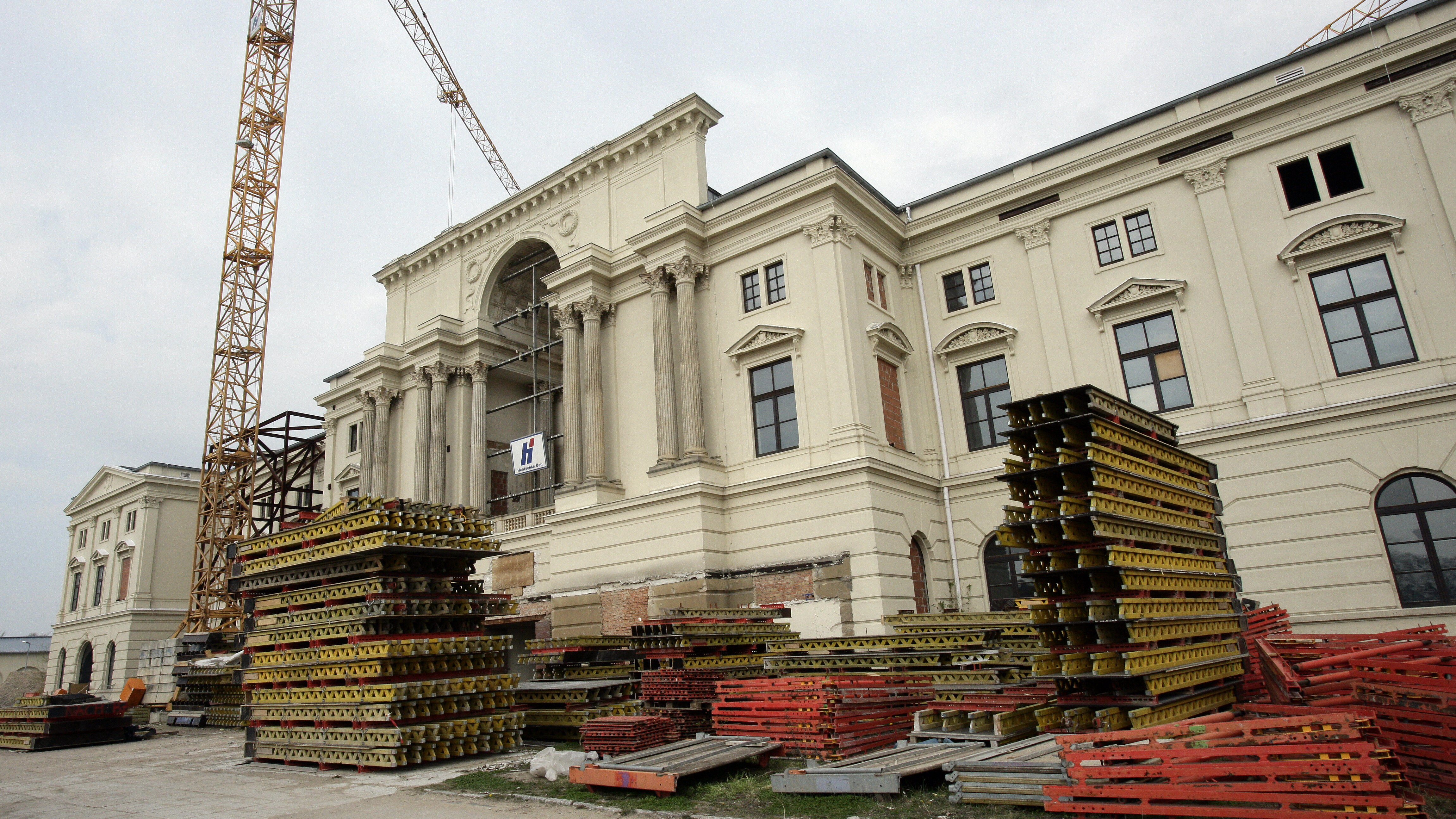 Auf dieser Aufnahme sind zahlreiche Stahlträger zu sehen, die im Neubau verwendet werden sollten. 