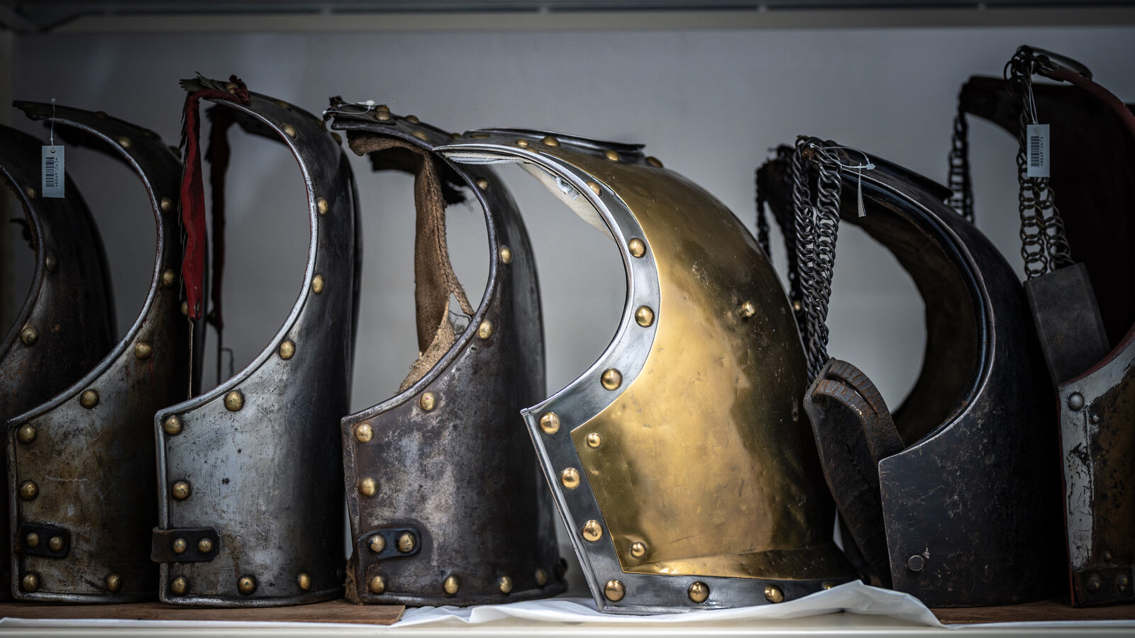 Das Bild zeigt eine Reihe von Kürassen aus dem Bestand des Militärhistorischen Museums.   