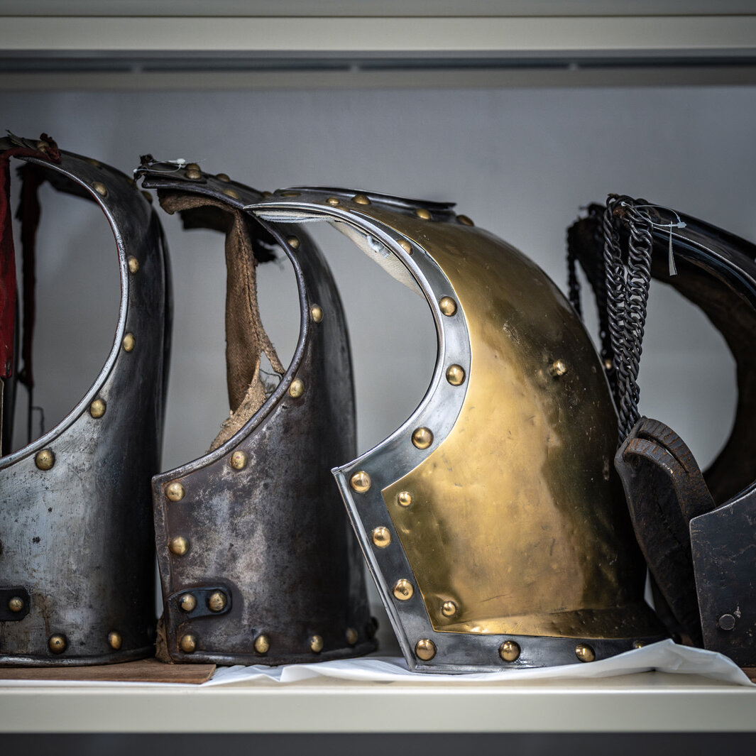 Das Bild zeigt eine Reihe von Kürassen aus dem Bestand des Militärhistorischen Museums.   