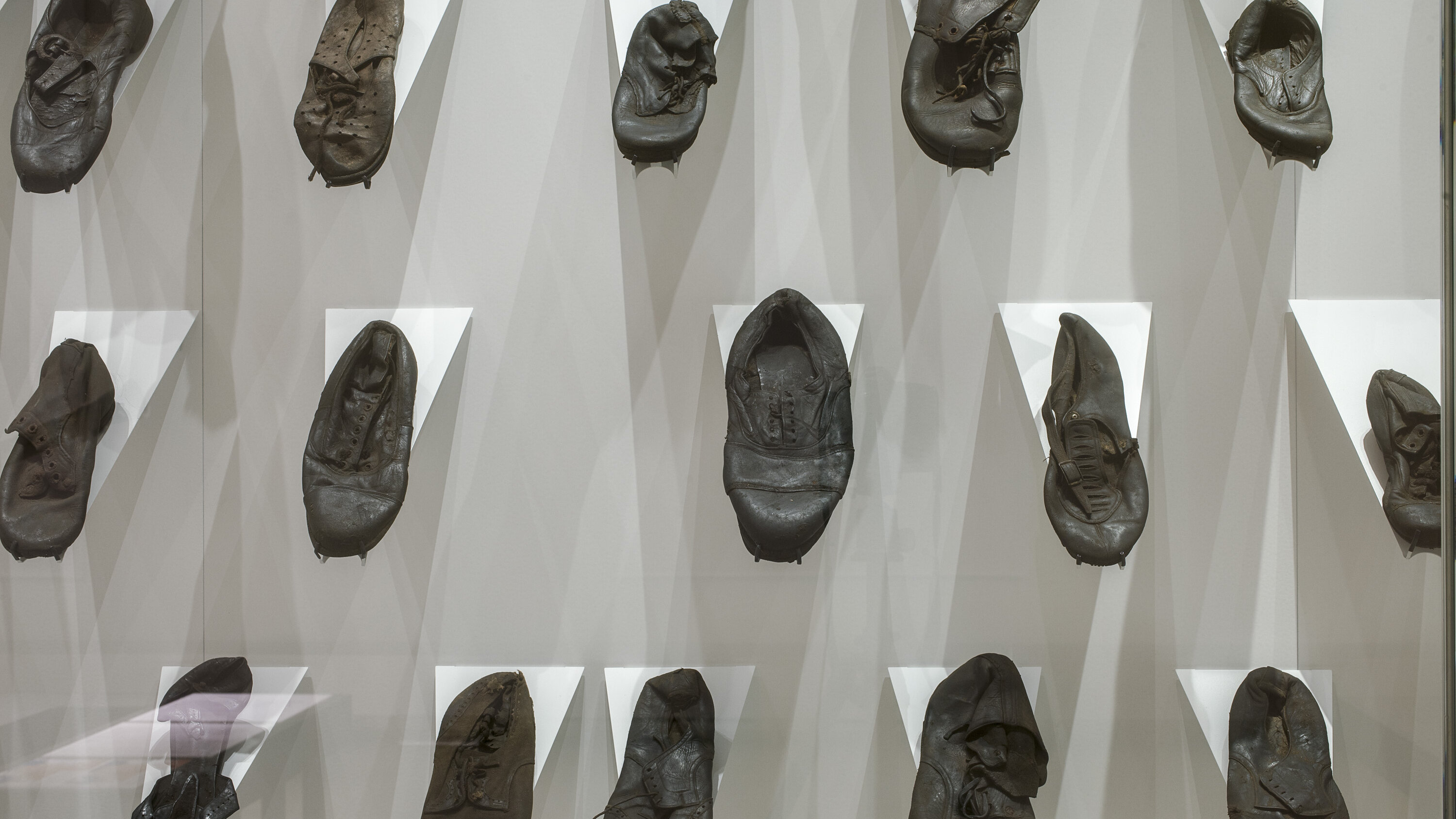 Das Bild zeigt Schuhe von Menschen, die im Konzentrationslager Majdanek ums Leben kamen. 