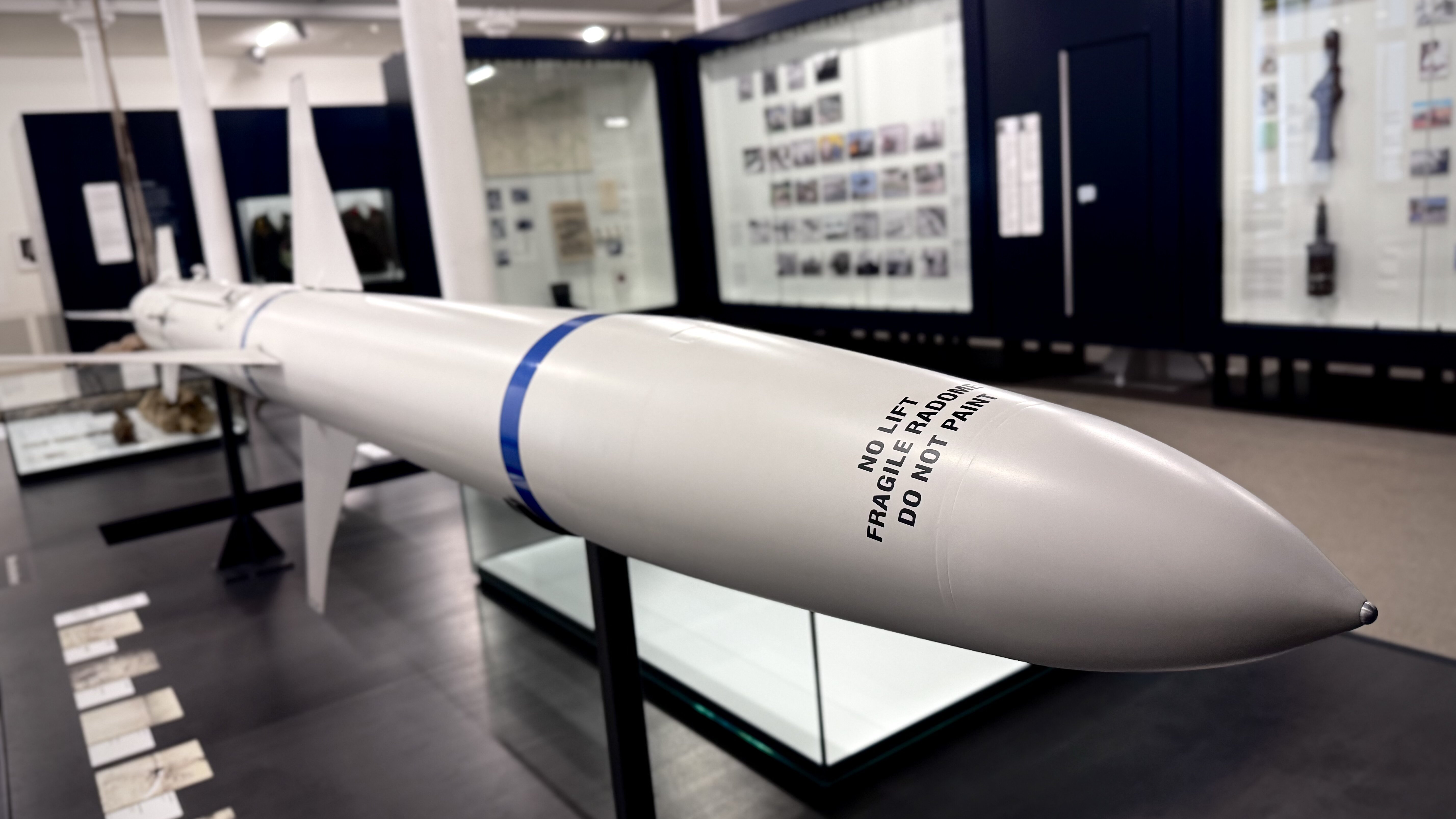 Das Bild zeigt eine Anti-Radar-Rakete, die in dieser Form von der Bundeswehr in den 90er Jahren über Jugoslawien genutzt wurde. 