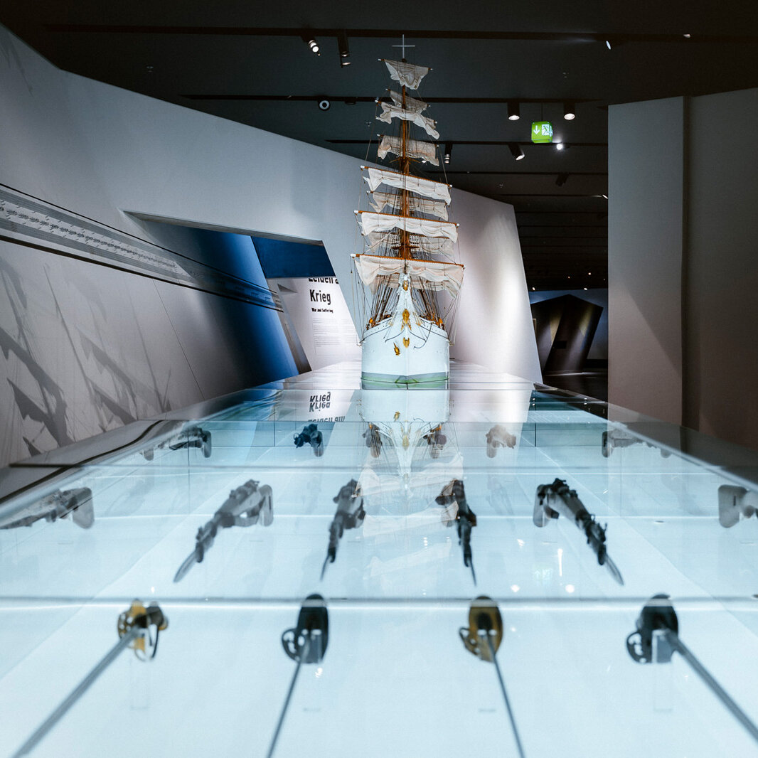 Auf dem Bild zu sehen ist eine Vitrine aus dem Bereich Formation der Körper. 