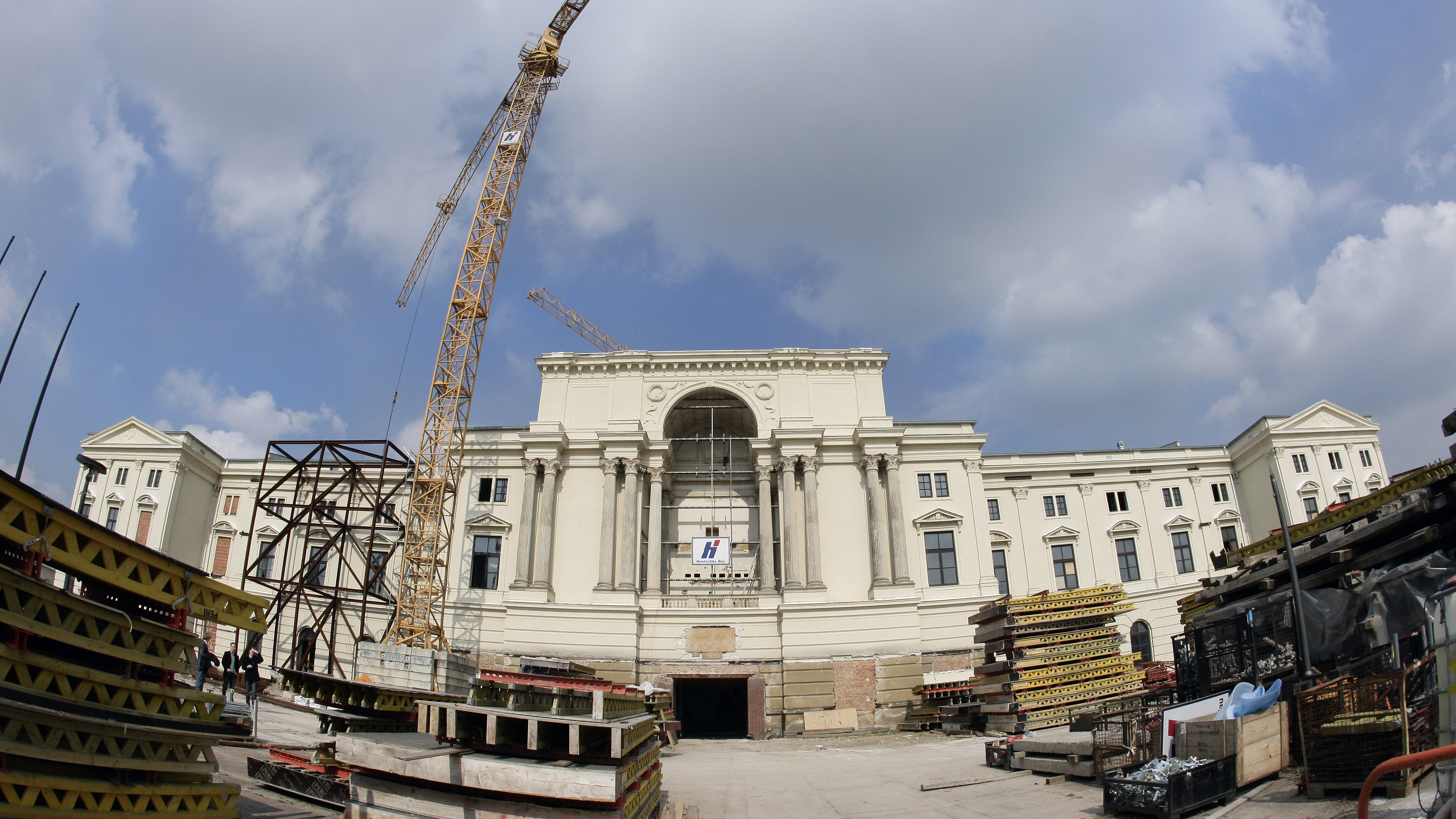 Zu sehen ist auf diesem Bild die Museumsbaustelle bevor Libeskinds Keil eingezogen wurde. 