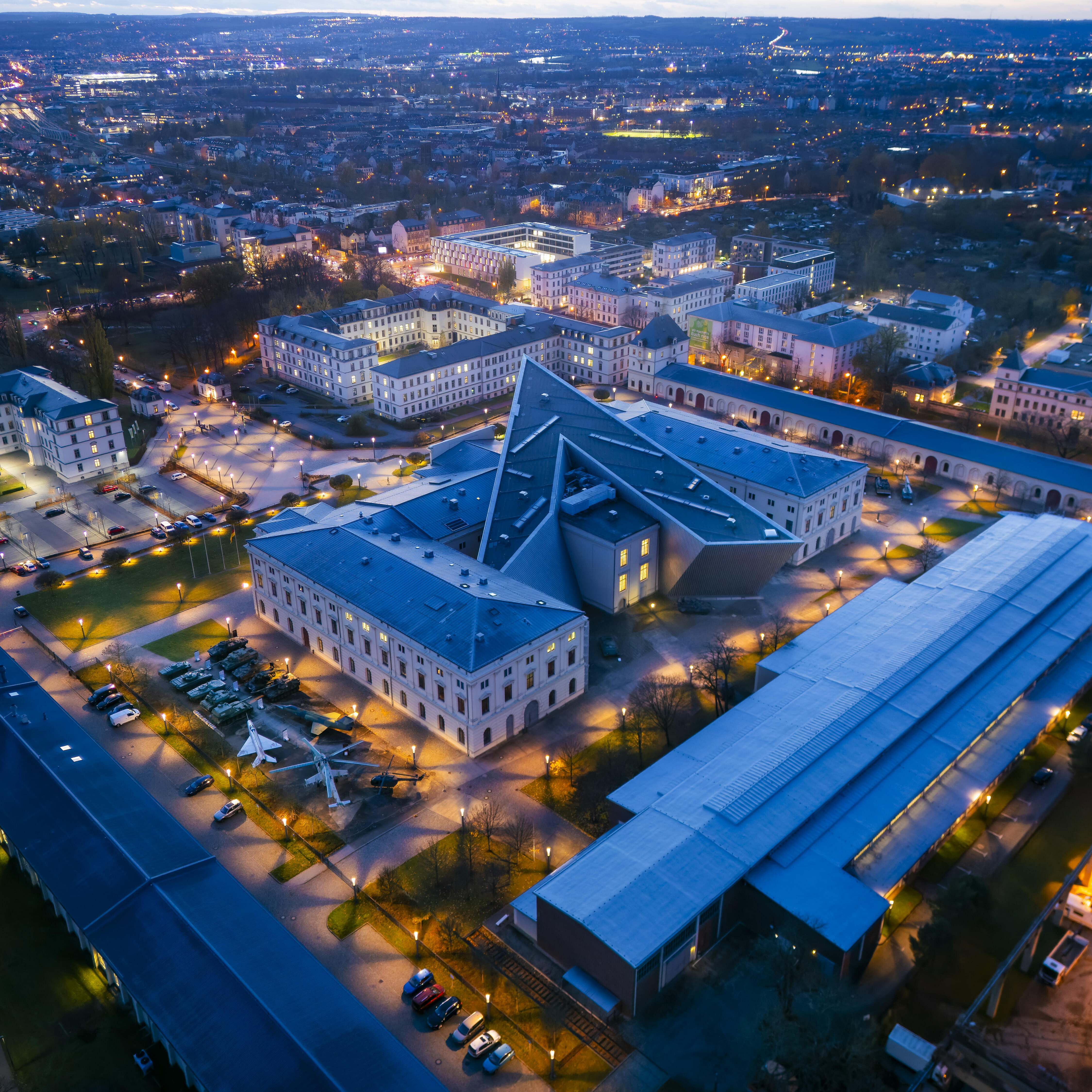 Das Bild zeigt das Militärhistorische Museum bei nächtlicher Beleuchtung. 