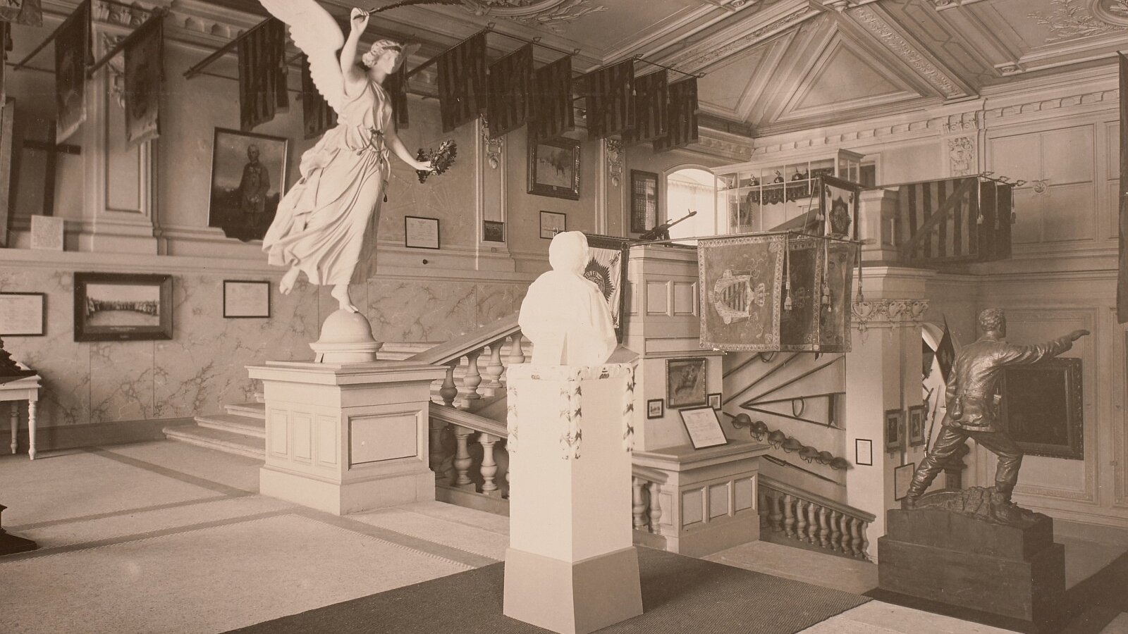 Auf dem Bild zu erkennen ist das 1936 als Fahnenhalle geschmückte Treppenhaus des Arsenalgebäudes. 