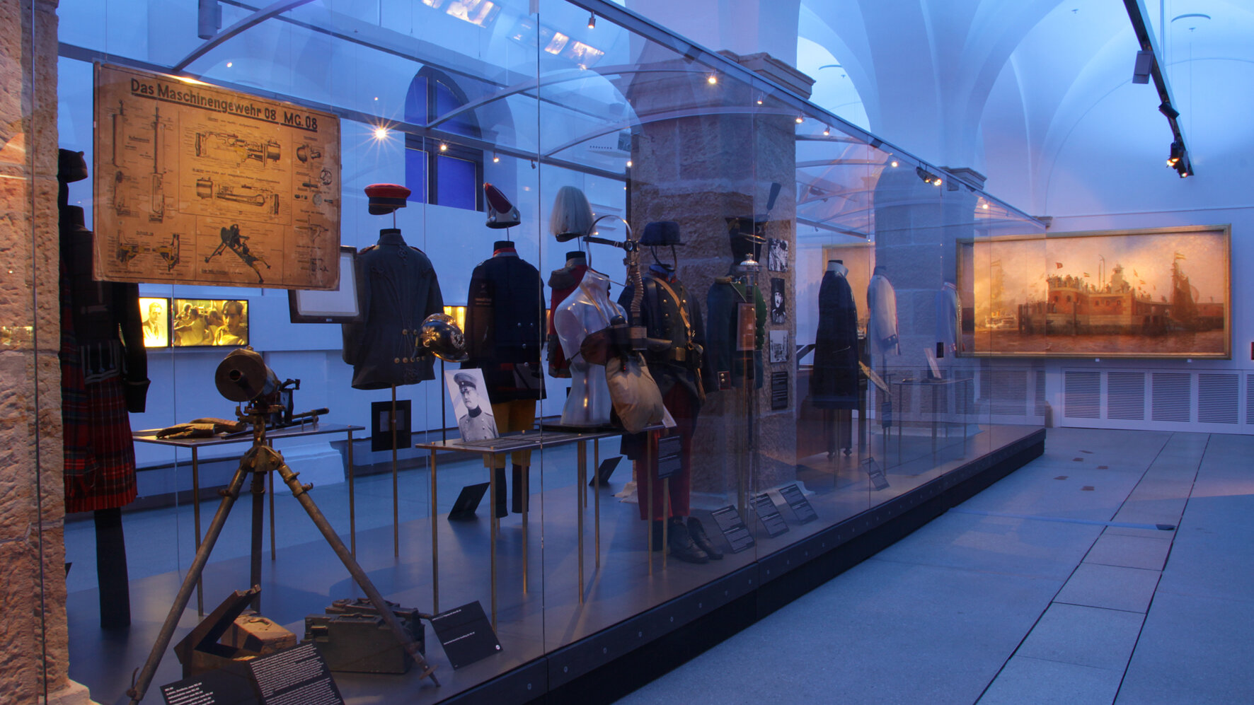 Zu erkennen sind hier Vitrinen der Sonderausstellung 14 Menschen Krieg. 