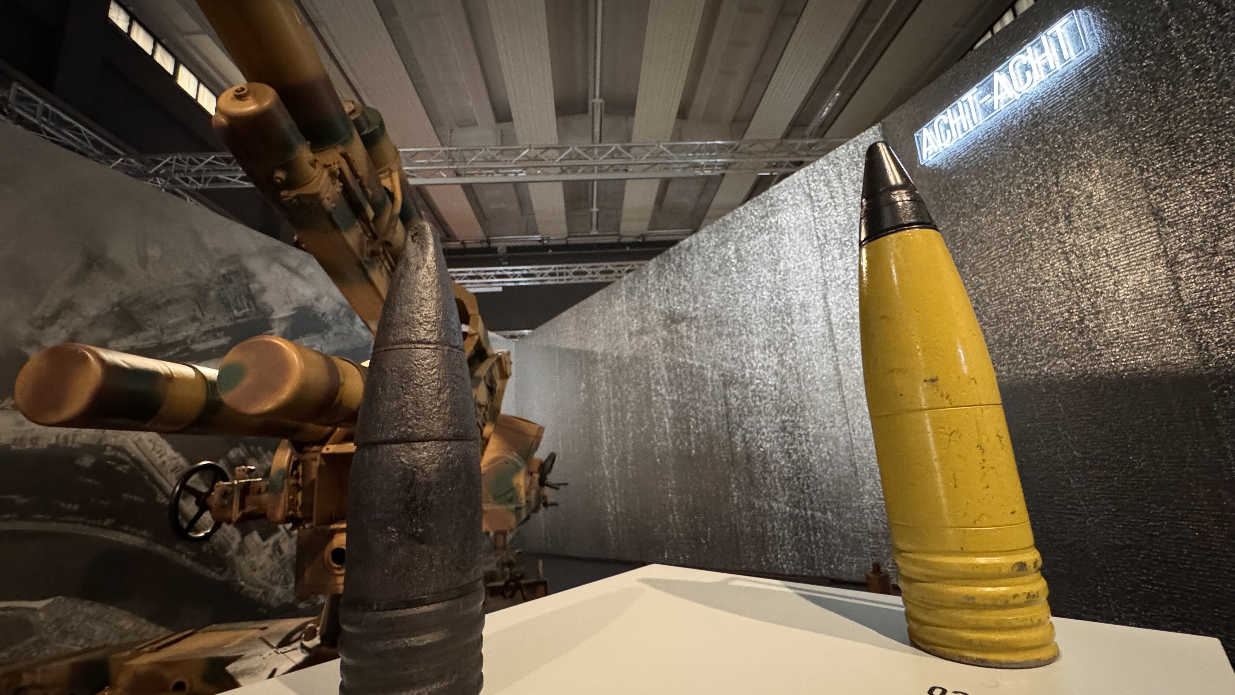 Das Bild zeigt ein Acht-Acht-Geschütz sowie die dazugehörige Munition.