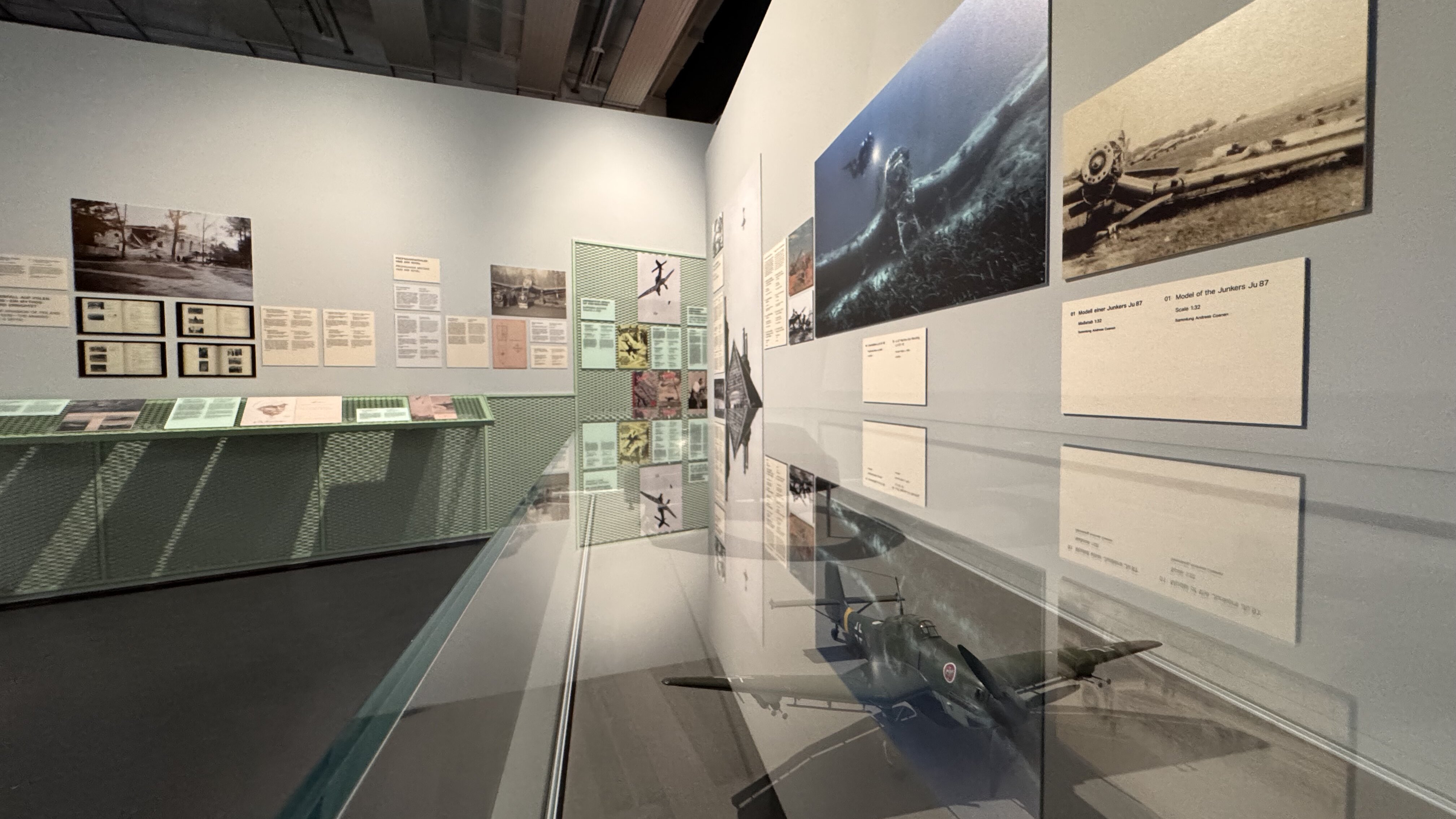 Das Bild zeigt den Abschnitt über die Stuka in der Sonderausstellung.
